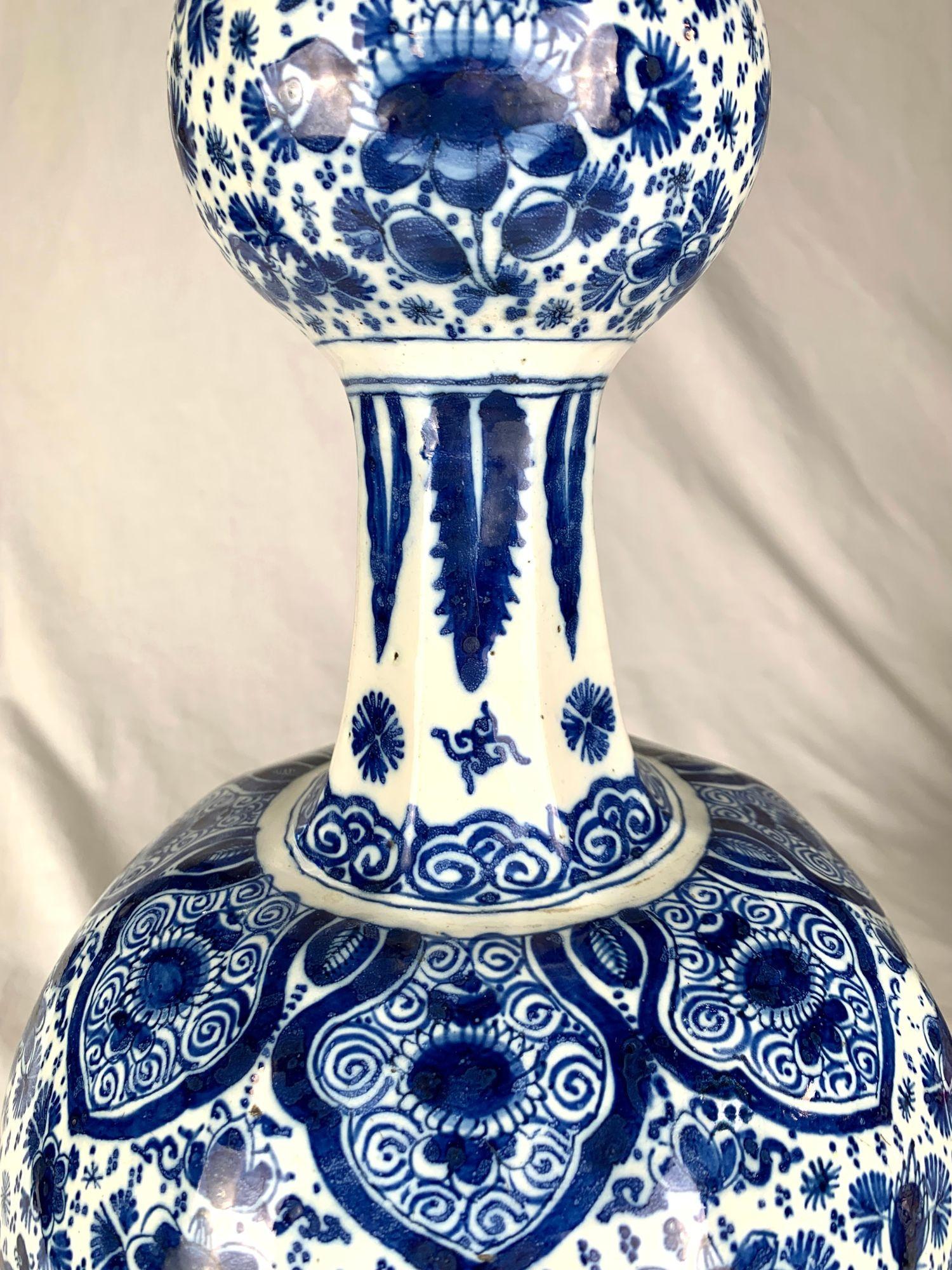 Große antike blau-weiße holländische Delft-Vase, handbemalt, 18. Jahrhundert Ca. 1770 im Zustand „Hervorragend“ im Angebot in Katonah, NY