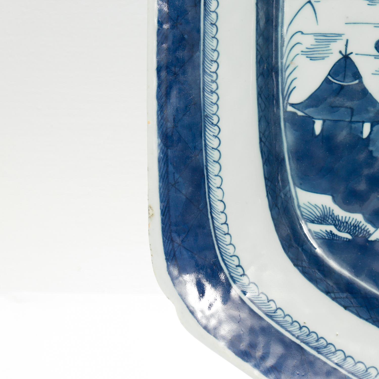Grande vassoio da portata antico in porcellana cinese da esportazione con motivo Canton blu e bianco 6