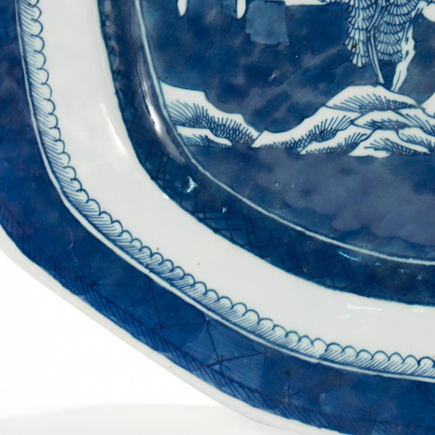 Grande vassoio da portata antico in porcellana cinese da esportazione con motivo Canton blu e bianco 7