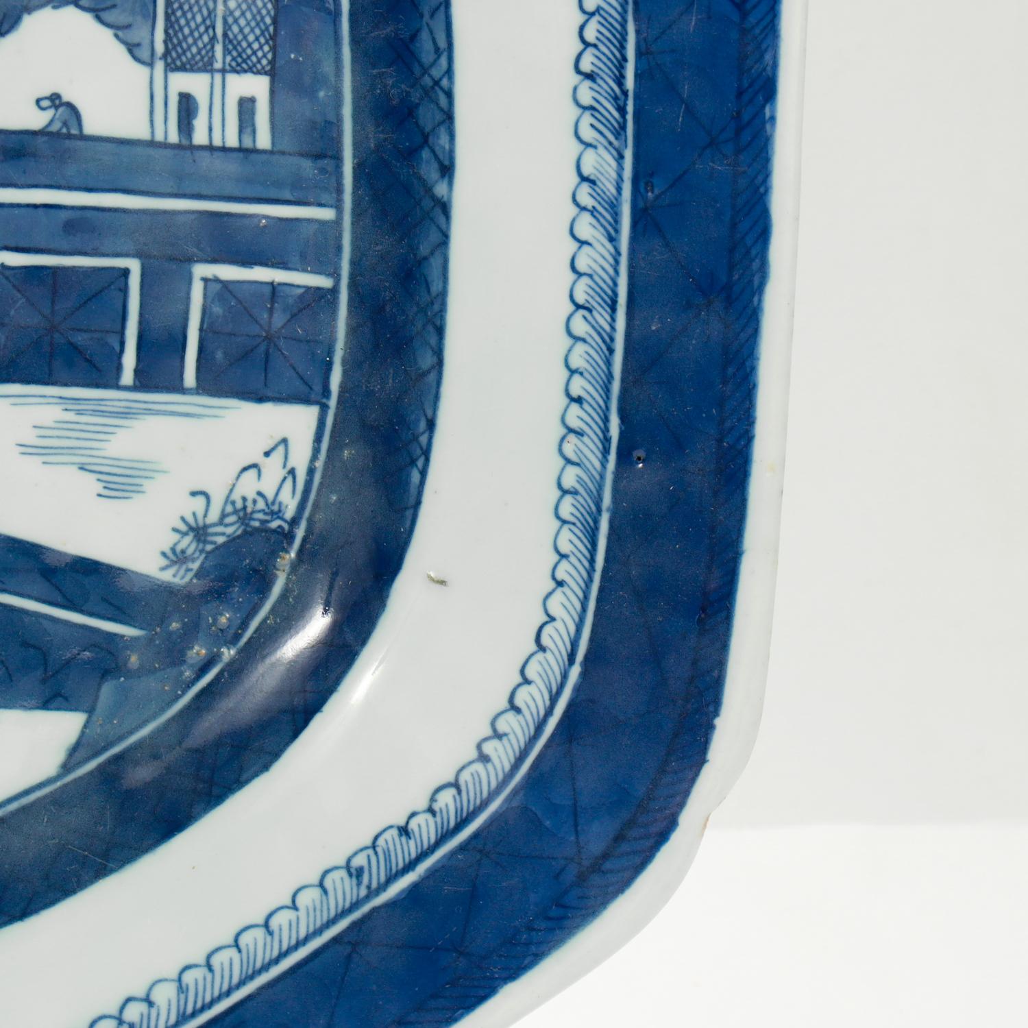 Grande vassoio da portata antico in porcellana cinese da esportazione con motivo Canton blu e bianco 8