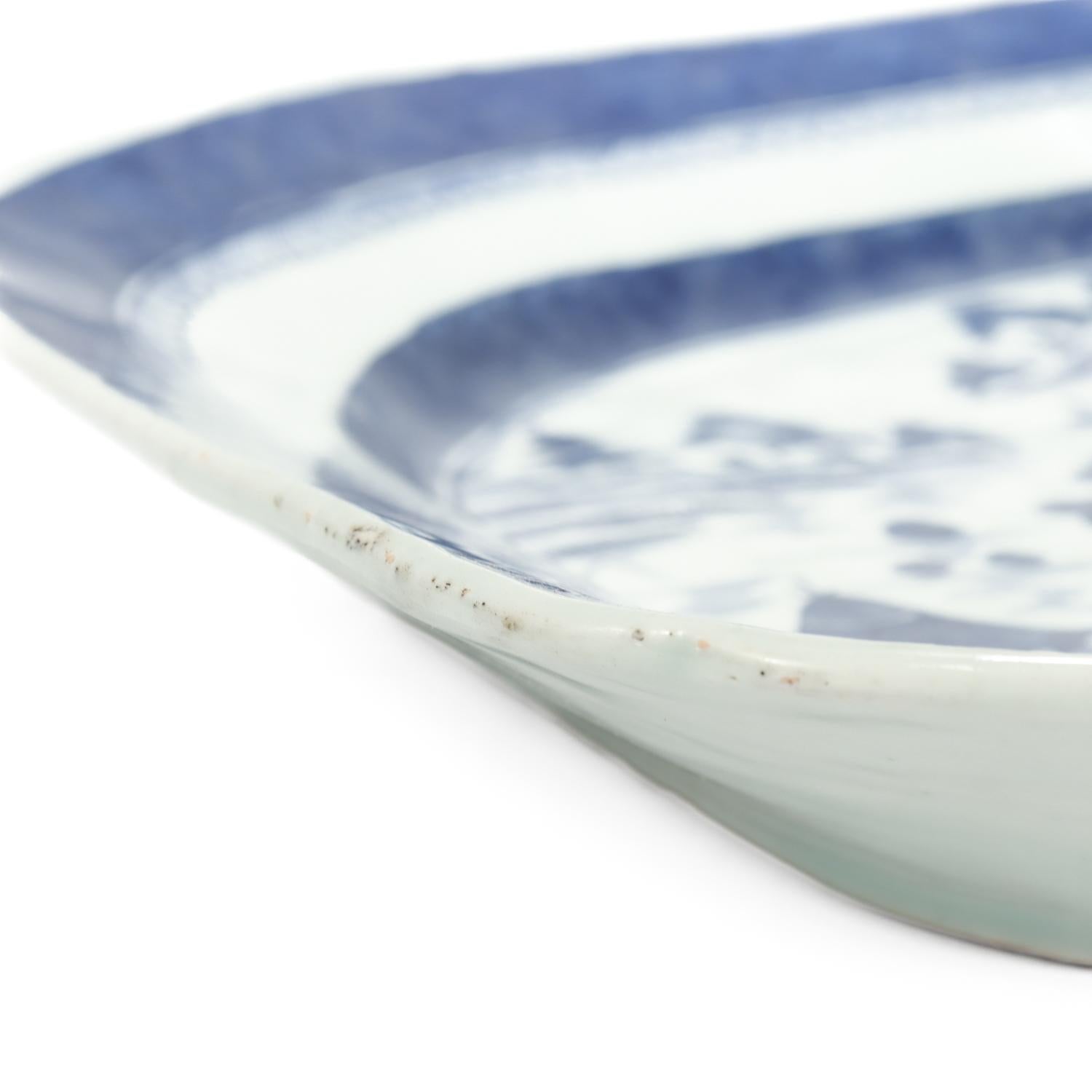 Grande vassoio da portata antico in porcellana cinese da esportazione con motivo Canton blu e bianco 9