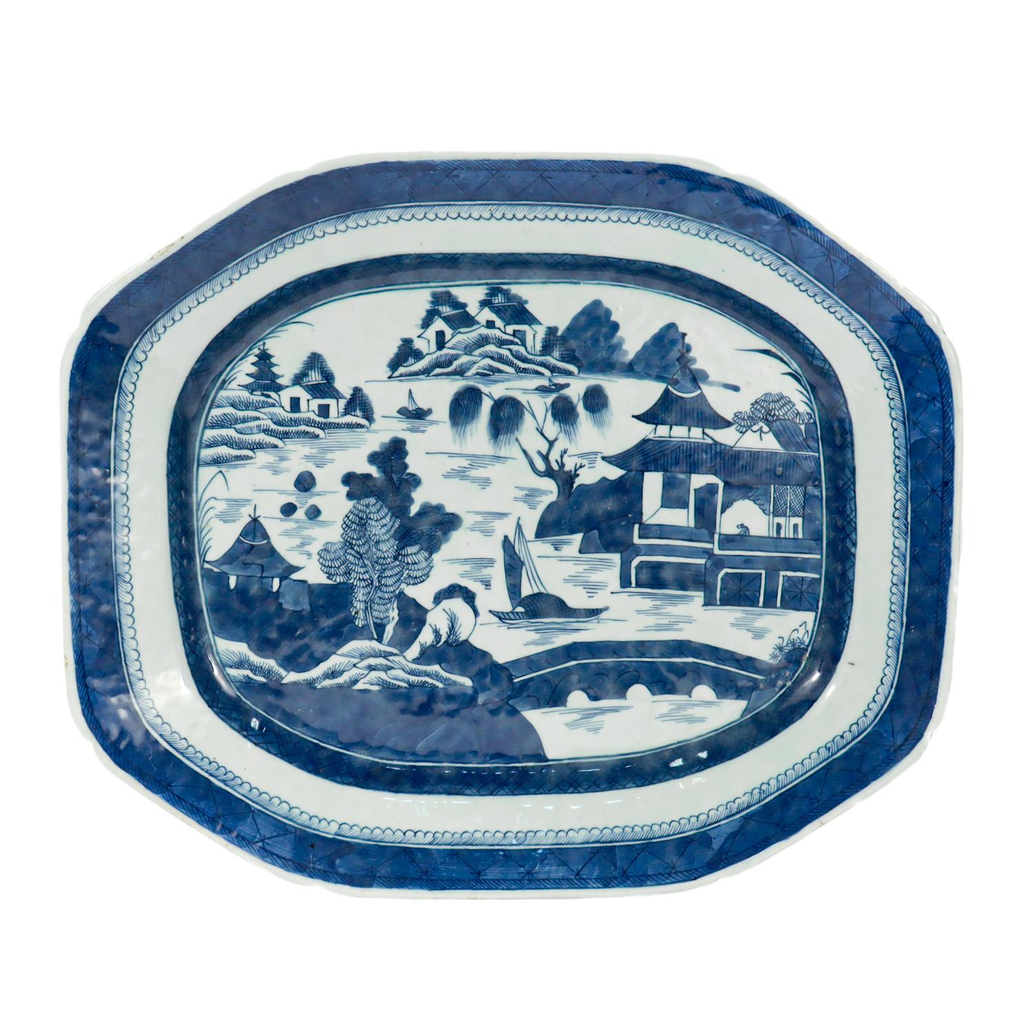 Un raffinato vassoio da portata in porcellana cinese d'esportazione.

Nel modello Canton.

Decorato in blu sottosmalto e raffigurante un villaggio montano cinese. Sullo sfondo ci sono case, montagne e una pagoda. Al centro c'è un fiume con delle