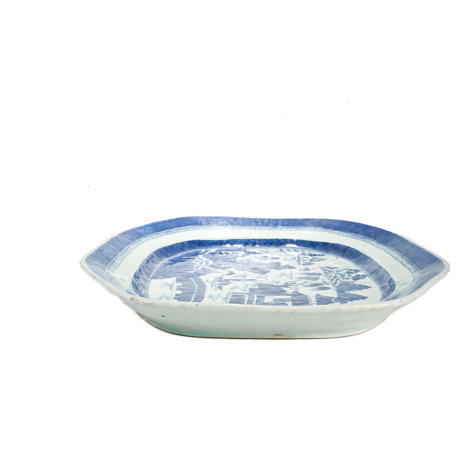 XIX secolo Grande vassoio da portata antico in porcellana cinese da esportazione con motivo Canton blu e bianco
