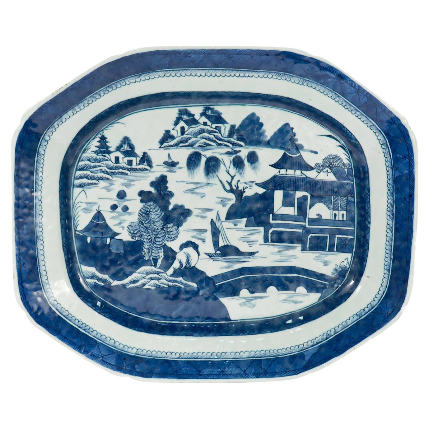 Grande vassoio da portata antico in porcellana cinese da esportazione con motivo Canton blu e bianco