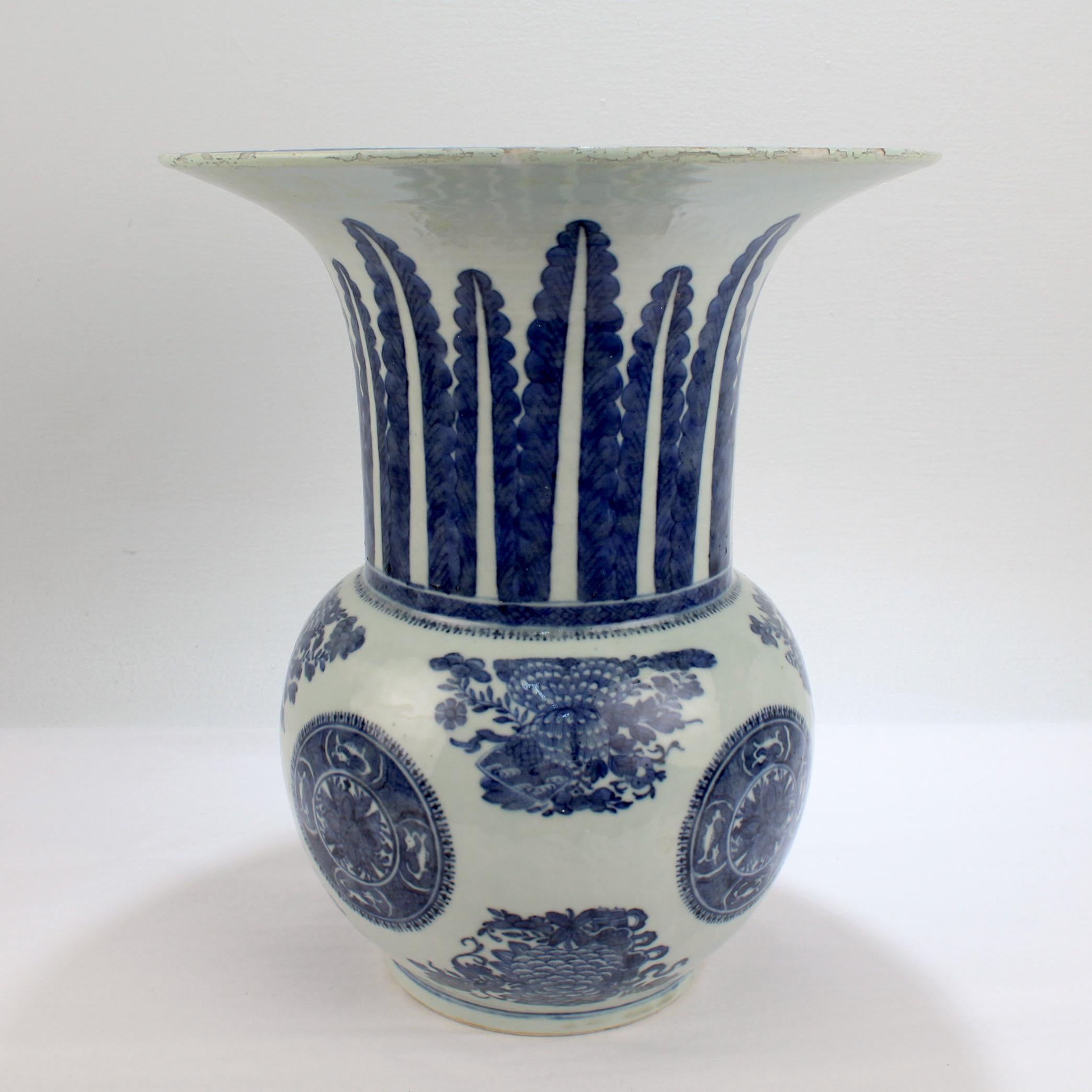 Large Antique Blue and White Fitzhugh Pattern Chinese Export Porcelain Vase In Fair Condition For Sale In Philadelphia, PA