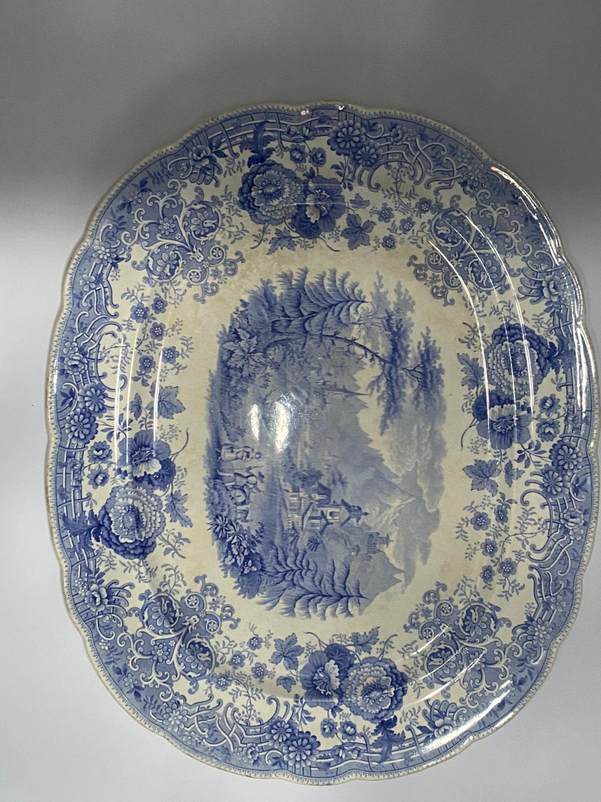 Gran Plato de Carne Antiguo Azul y Blanco, decorado con dos viajeros y edificios sobre montañas.