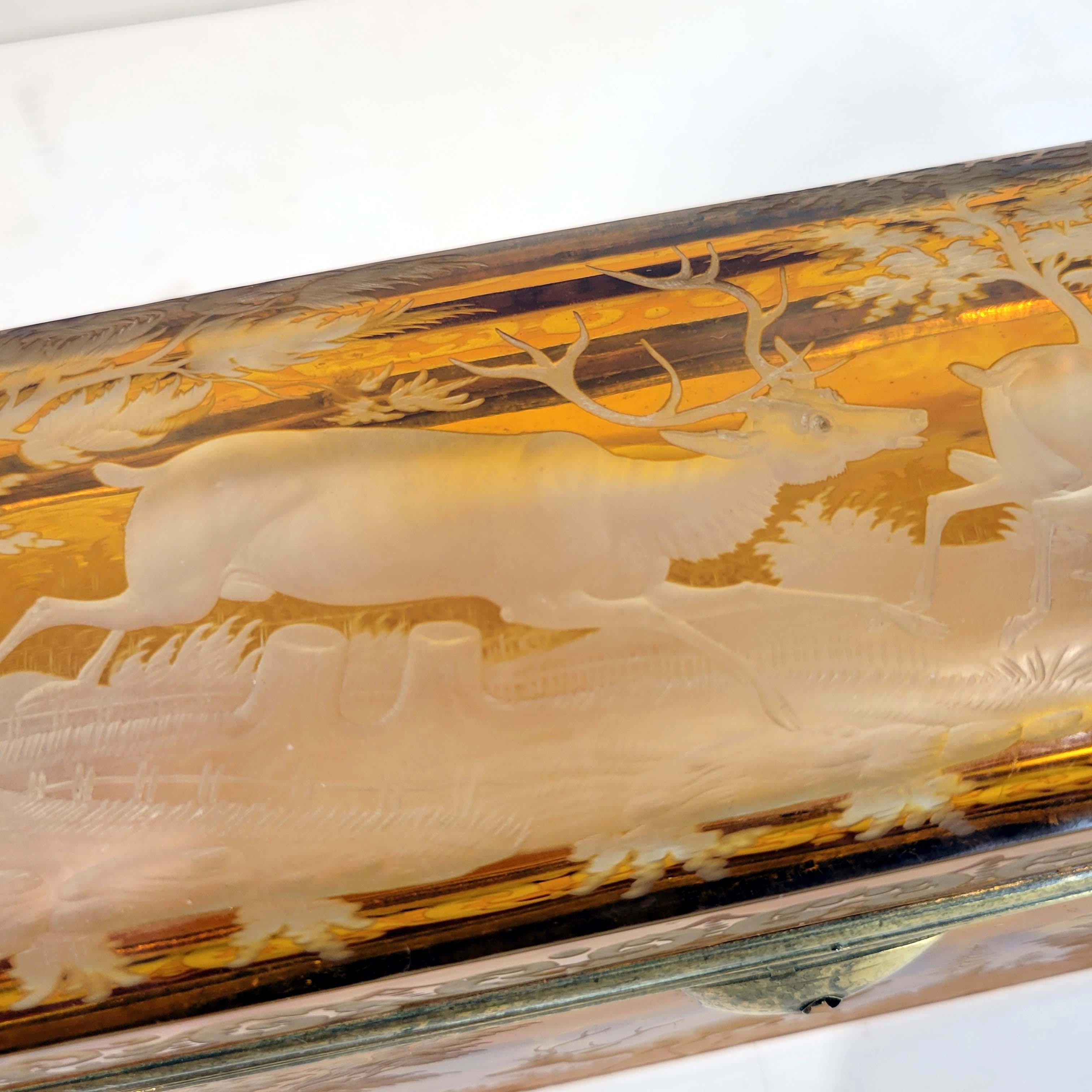 Grand coffret à bijoux ancien en verre ambré taillé en creux de Bohème 2