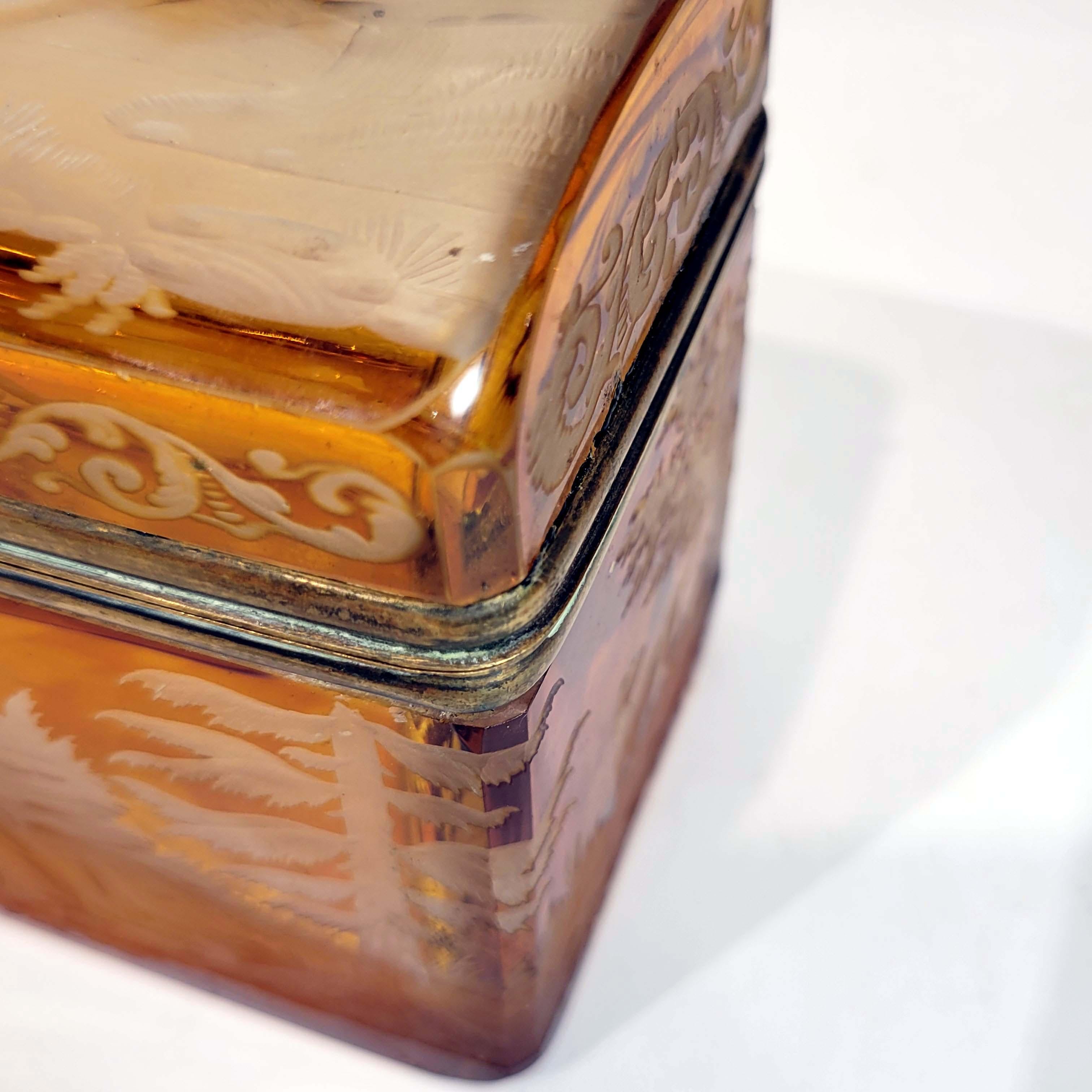 Grand coffret à bijoux ancien en verre ambré taillé en creux de Bohème 5