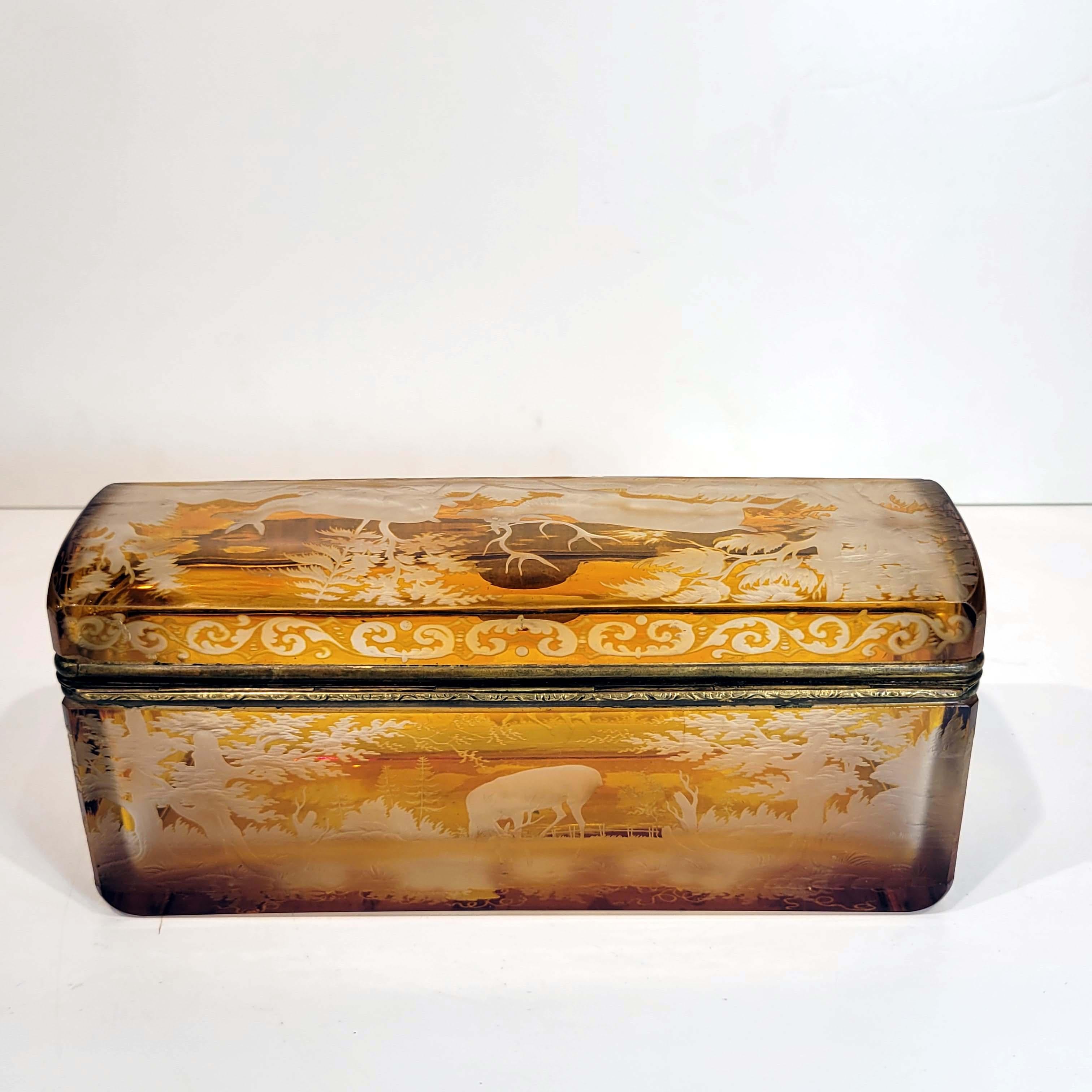 Biedermeier Grand coffret à bijoux ancien en verre ambré taillé en creux de Bohème