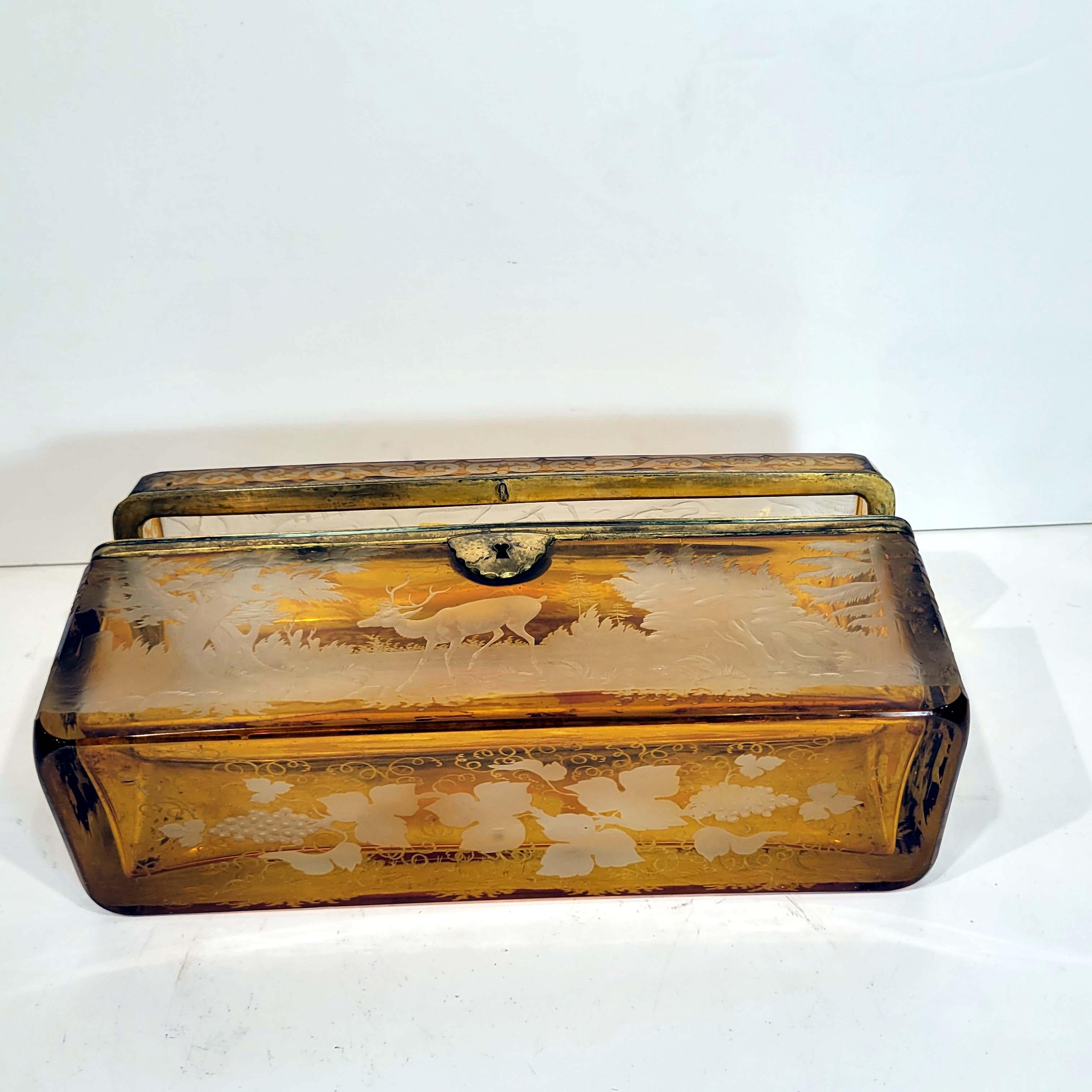 Allemand Grand coffret à bijoux ancien en verre ambré taillé en creux de Bohème
