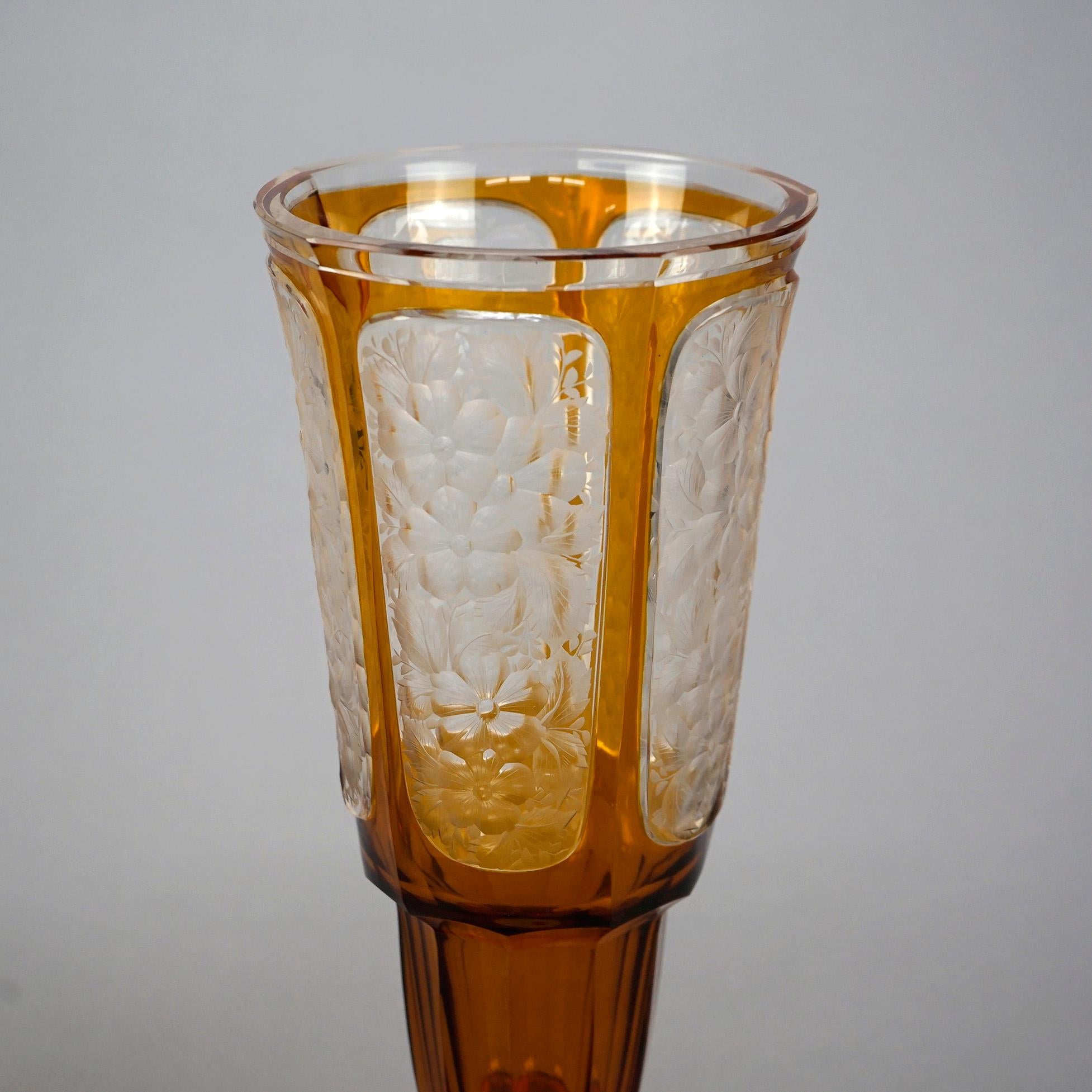Gravé Grands vases anciens en verre d'art ambré de l'école de Moser, de Bohème, taillés à la main, vers 1890 en vente