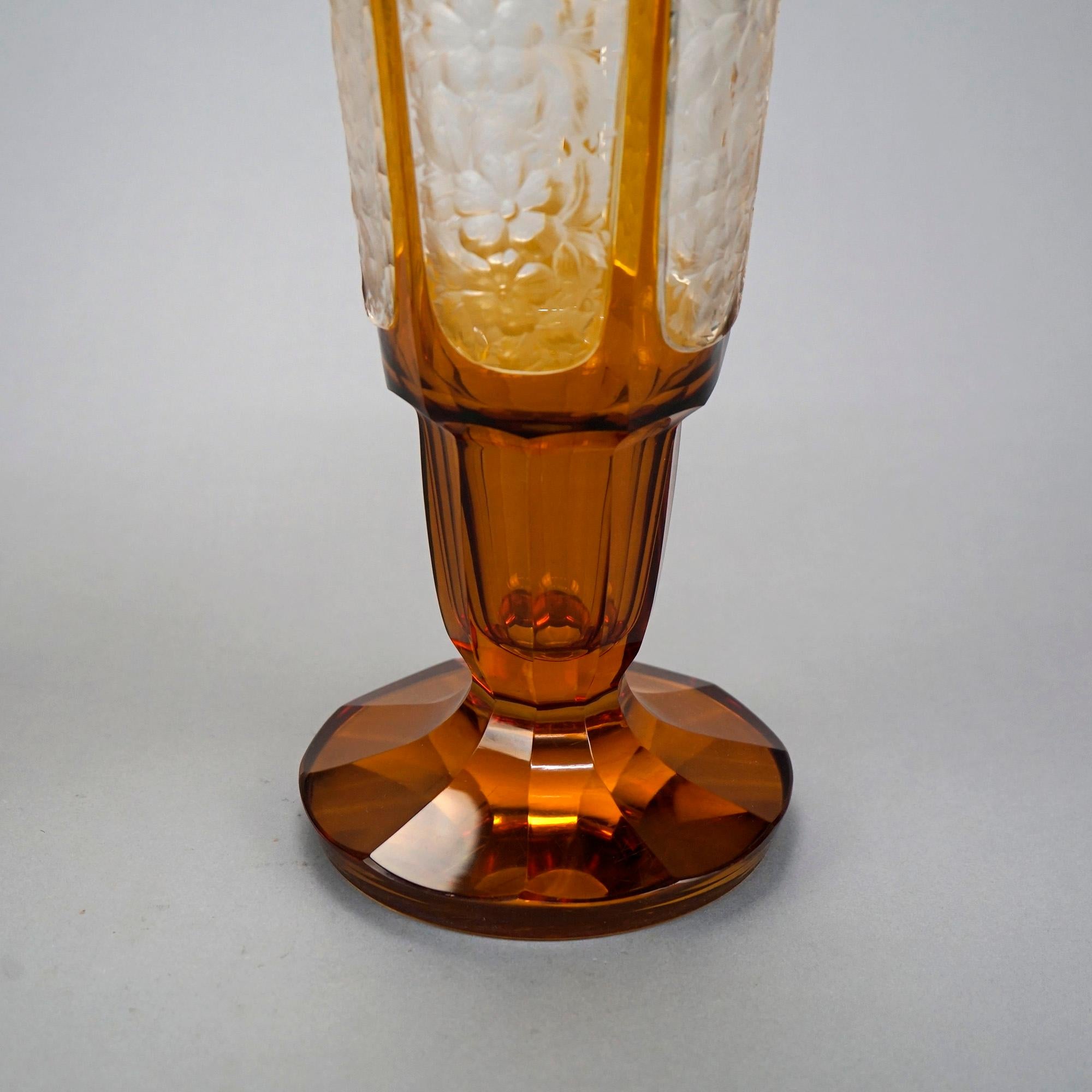 XIXe siècle Grands vases anciens en verre d'art ambré de l'école de Moser, de Bohème, taillés à la main, vers 1890 en vente