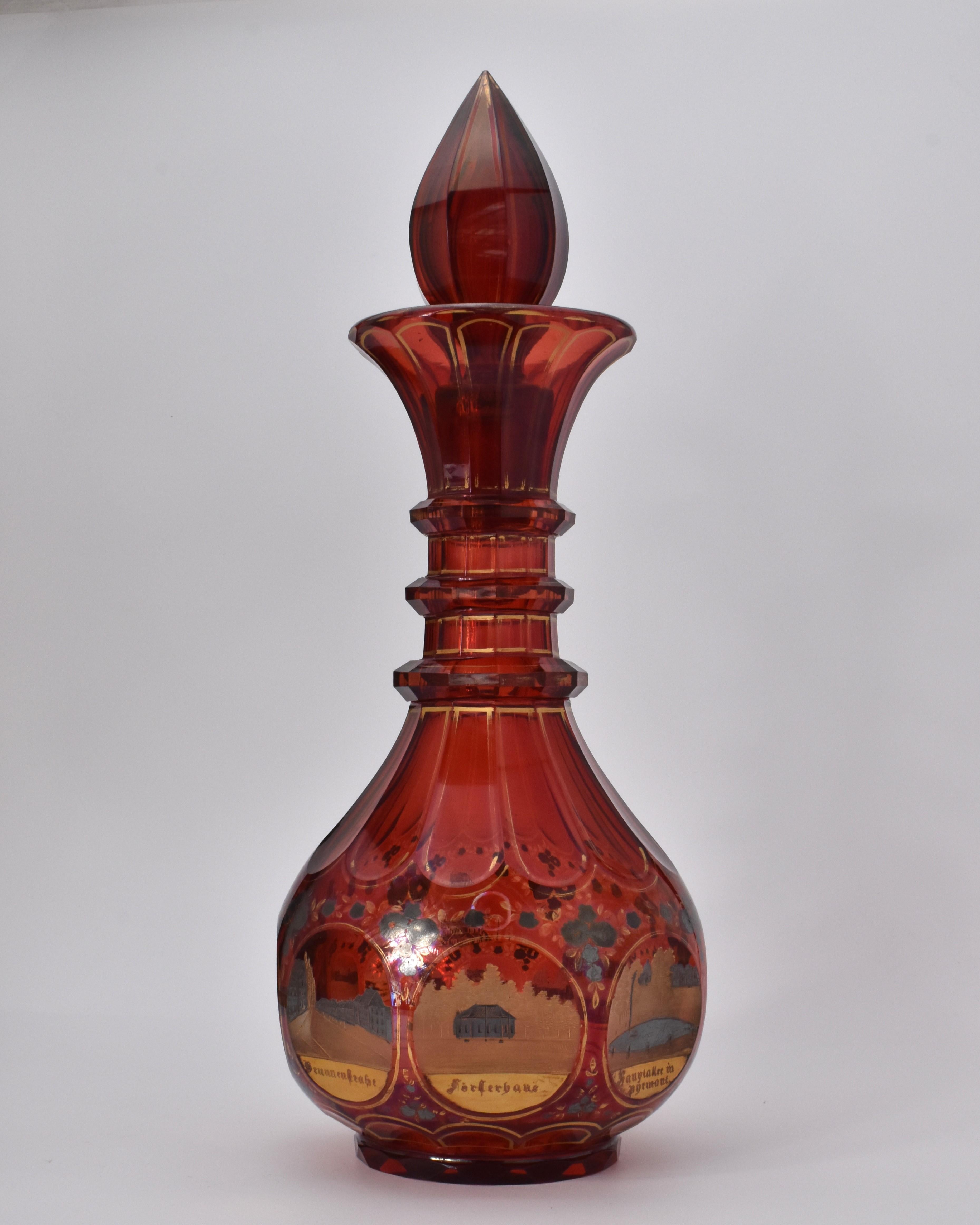 Doré Grande carafe de Bohème ancienne en verre taillé rouge rubis, 19ème siècle en vente