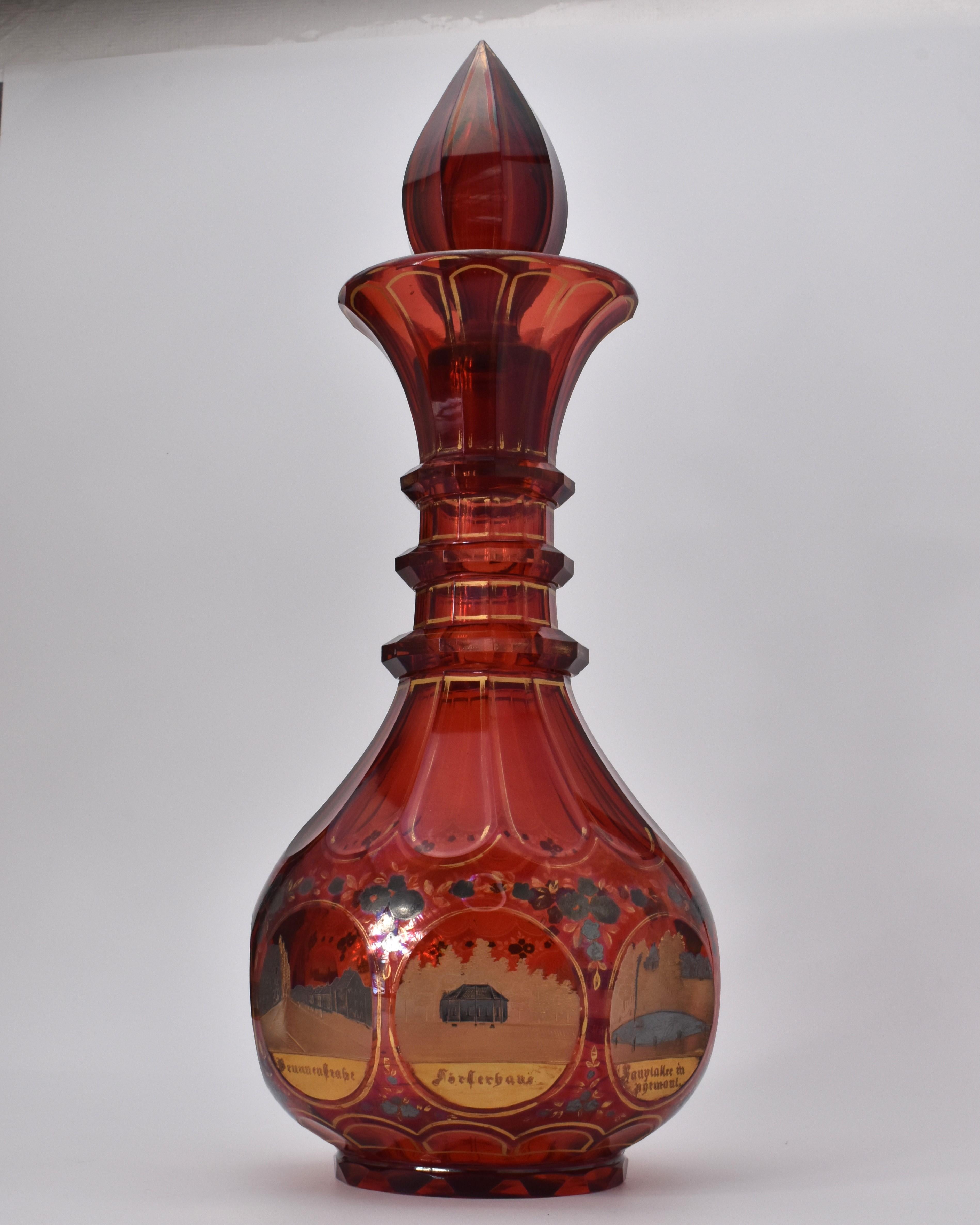 Grande carafe de Bohème ancienne en verre taillé rouge rubis, 19ème siècle Bon état - En vente à Rostock, MV