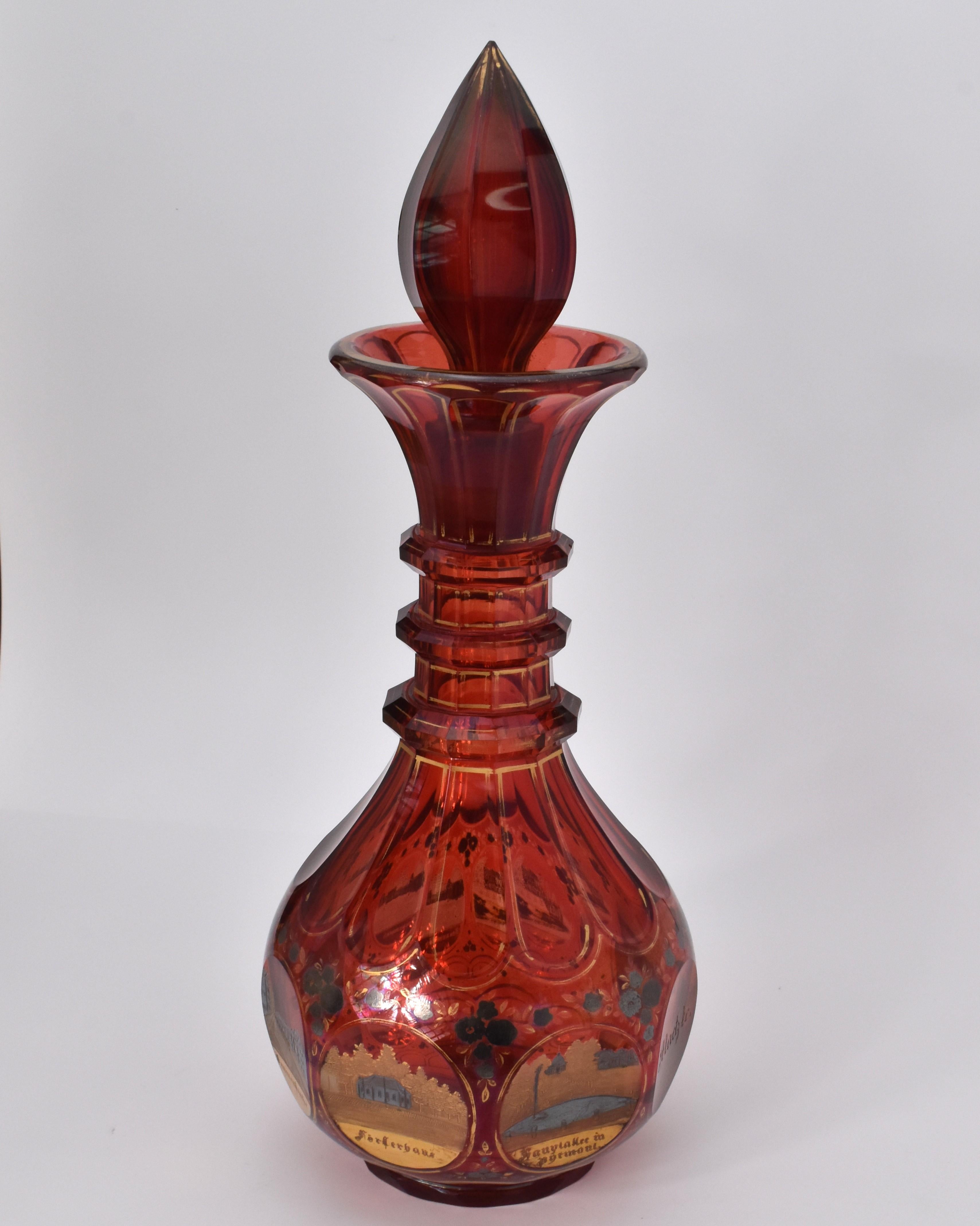 XIXe siècle Grande carafe de Bohème ancienne en verre taillé rouge rubis, 19ème siècle en vente