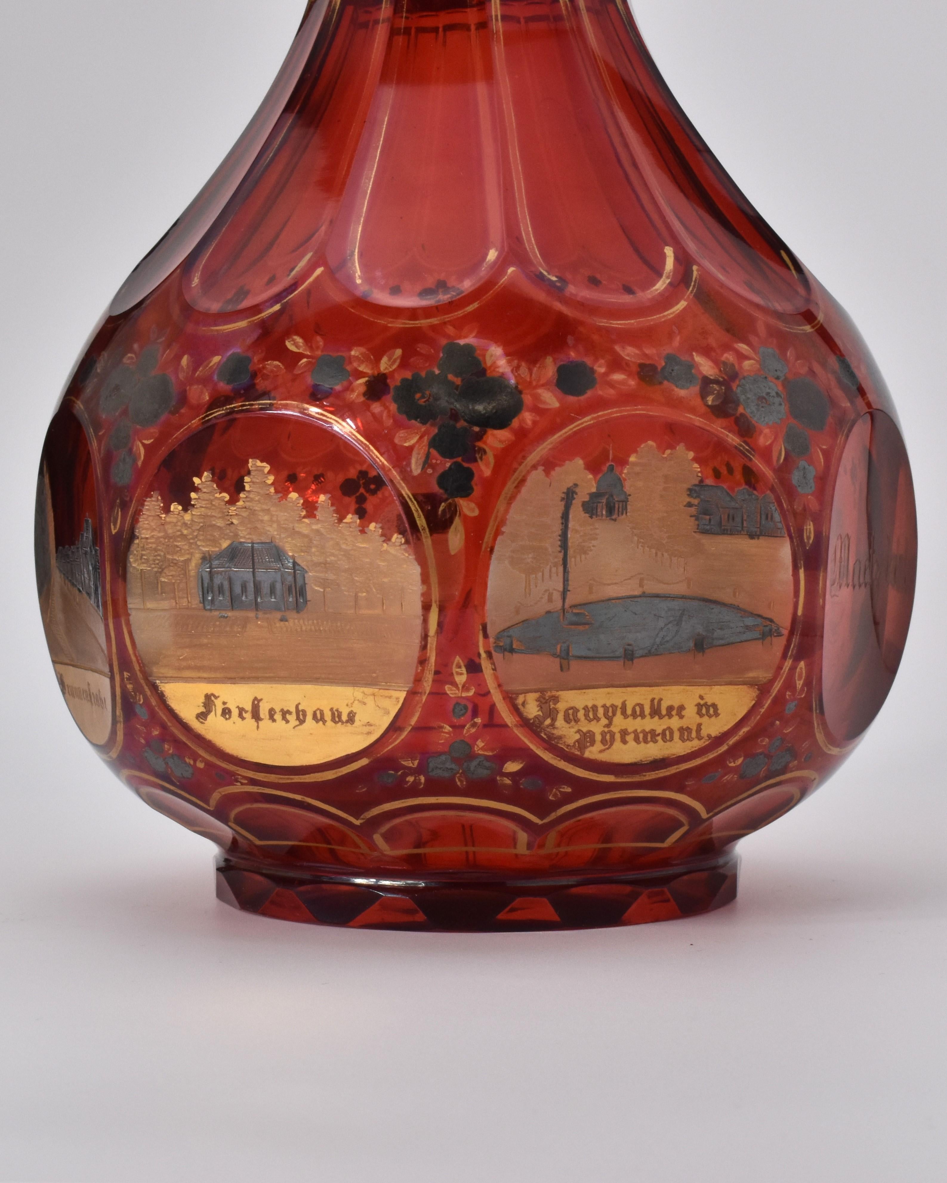 Verre taillé Grande carafe de Bohème ancienne en verre taillé rouge rubis, 19ème siècle en vente