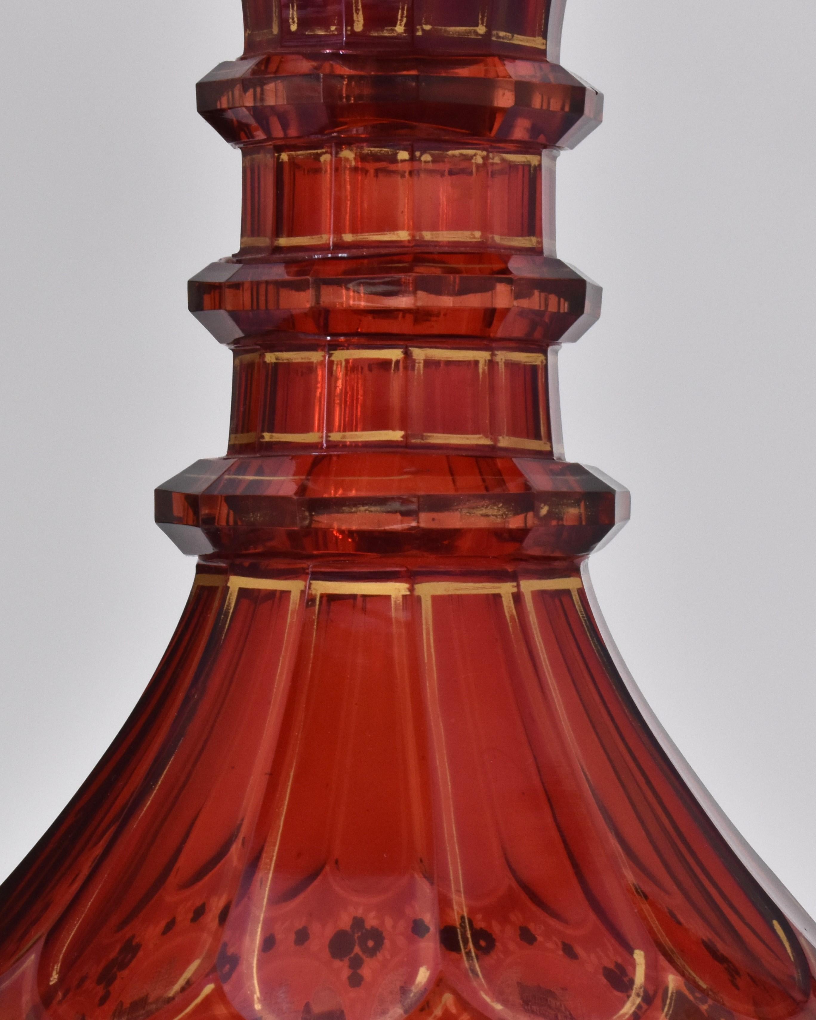Grande carafe de Bohème ancienne en verre taillé rouge rubis, 19ème siècle en vente 1