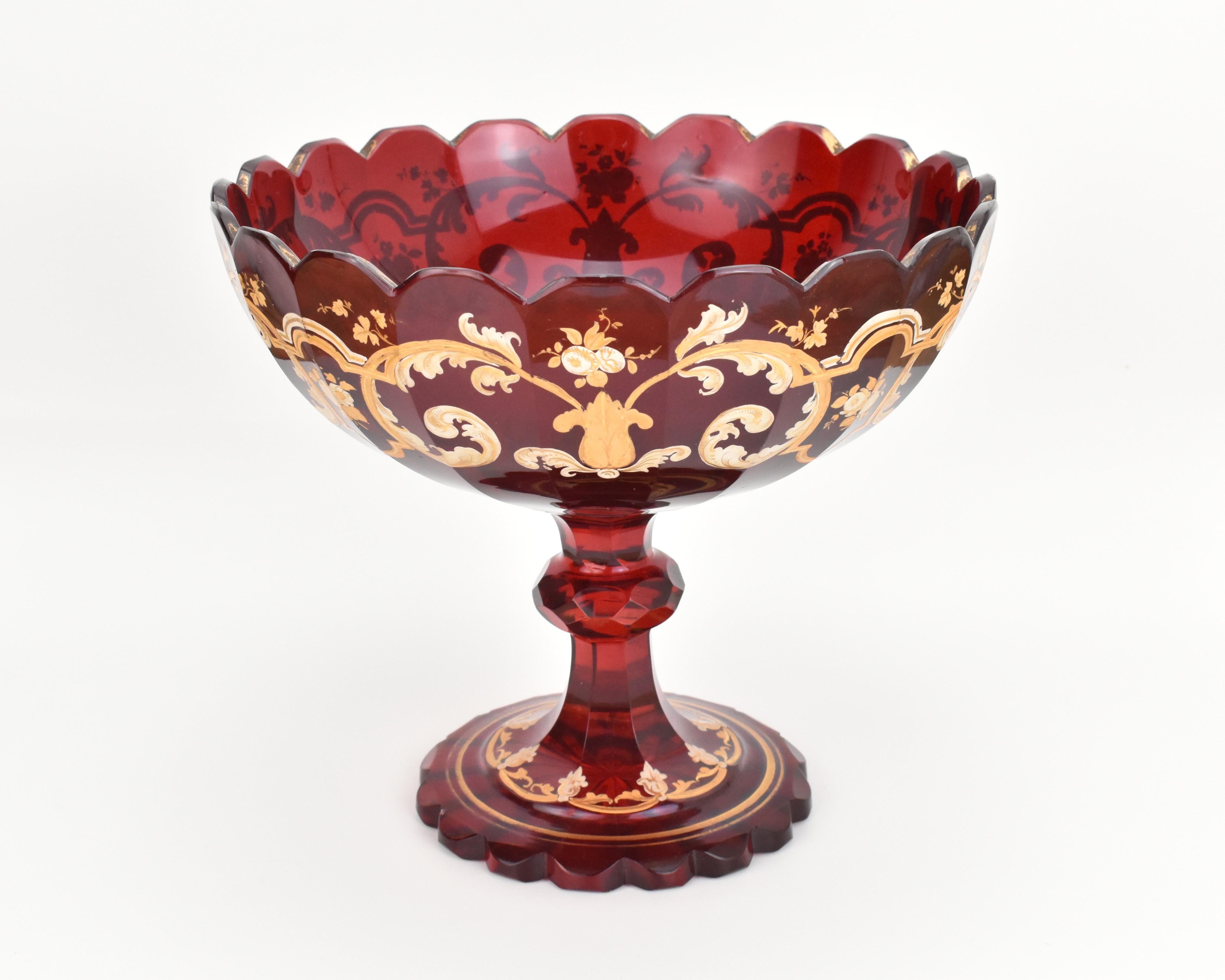 Cristallo Grande centrotavola antico in vetro smaltato rosso rubino di Boemia, XIX secolo in vendita