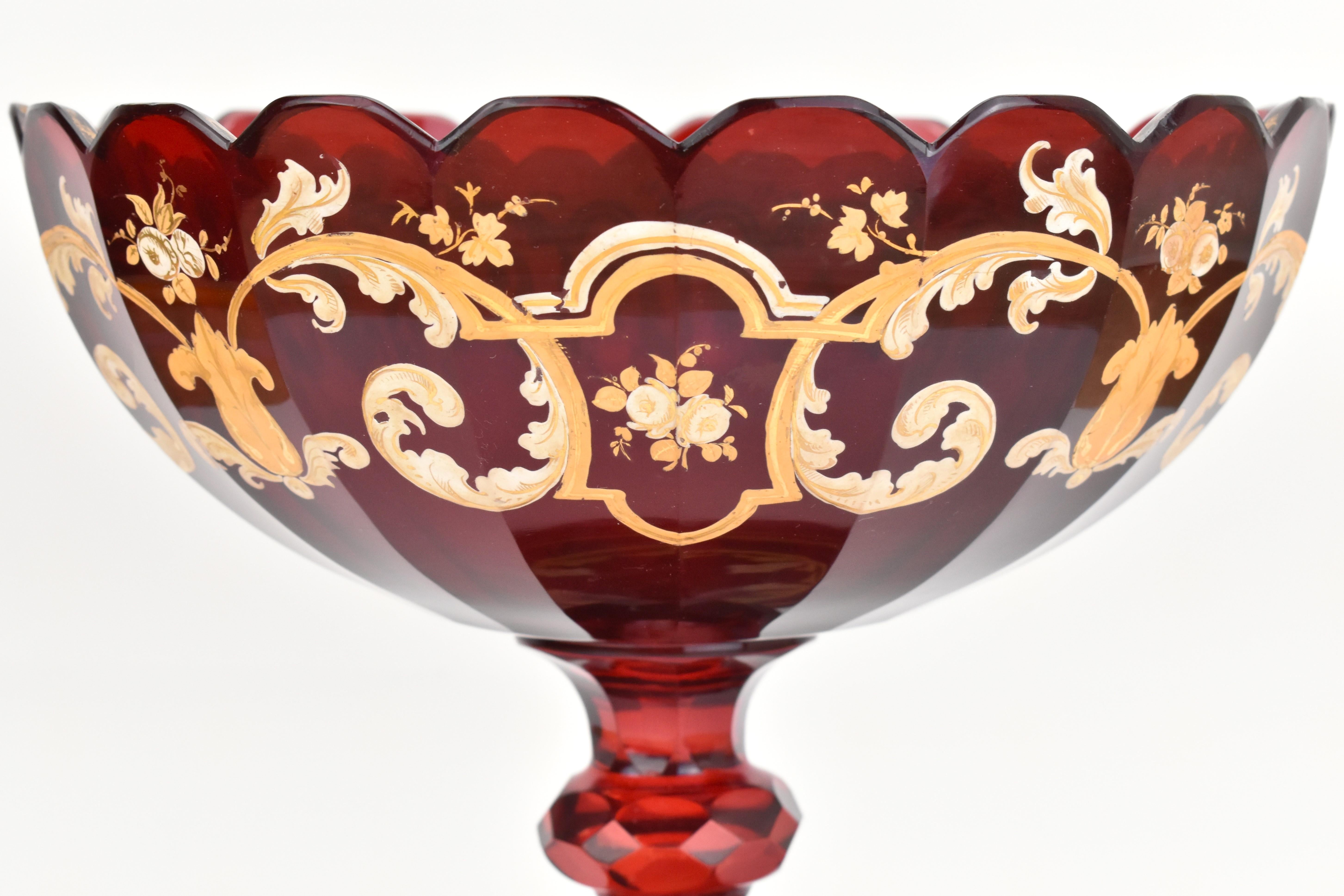 Grande centrotavola antico in vetro smaltato rosso rubino di Boemia, XIX secolo in vendita 1