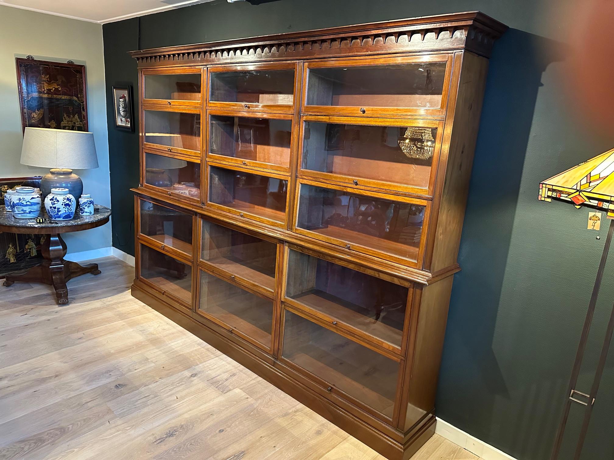 Grande bibliothèque ancienne d'Angleterre. Belle armoire de style Globe Wernicke. Verre original. Belle patine. L'armoire est polyvalente, grâce aux compartiments larges et profonds situés en dessous. Il est idéal comme vitrine, bibliothèque ou