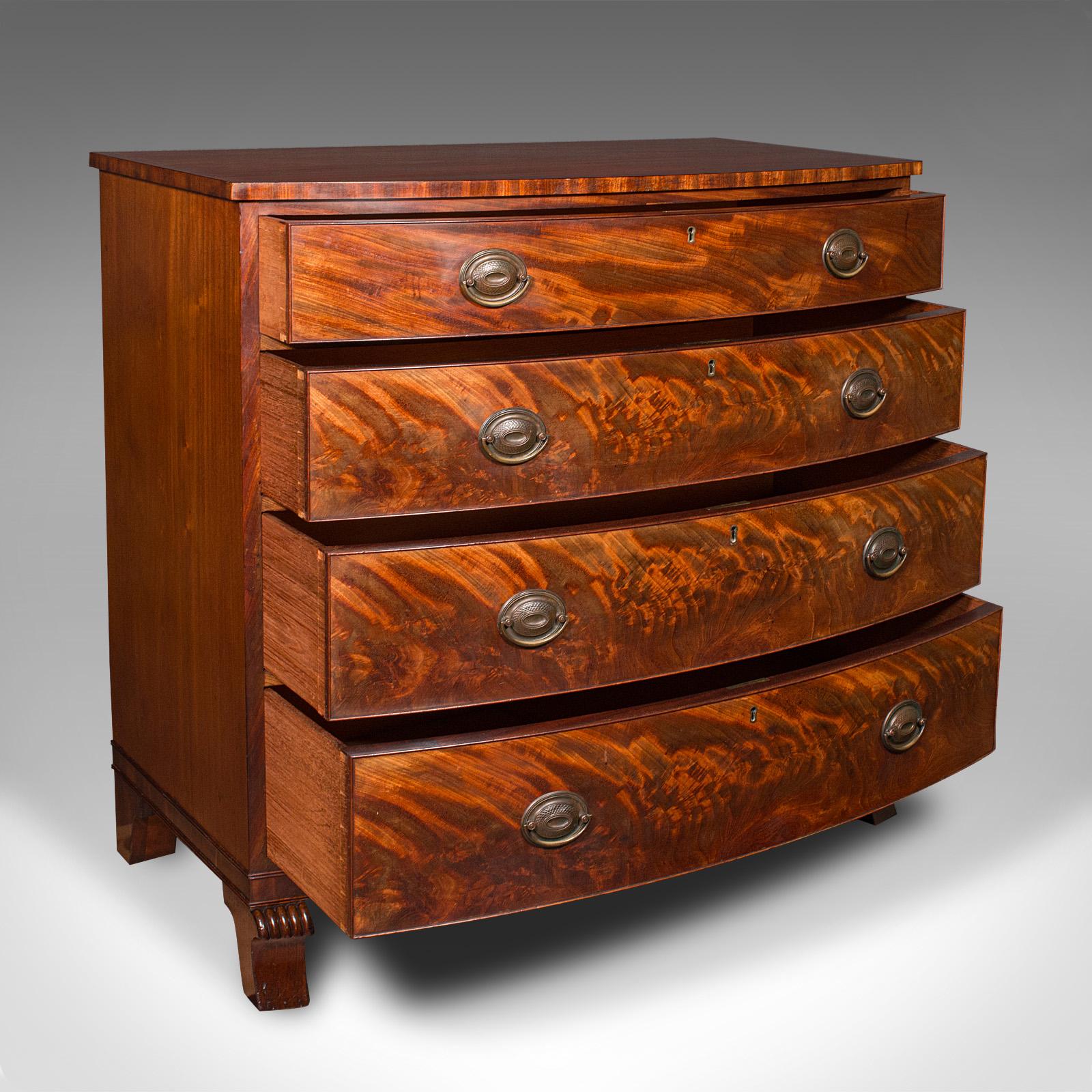 
Si tratta di una grande cassettiera d'epoca con frontale ad arco. Una cassettiera americana a 4 cassetti in legno di quercia e fiamma, risalente alla metà del periodo vittoriano, circa 1860.

Un esempio di artigianato americano di alto livello,