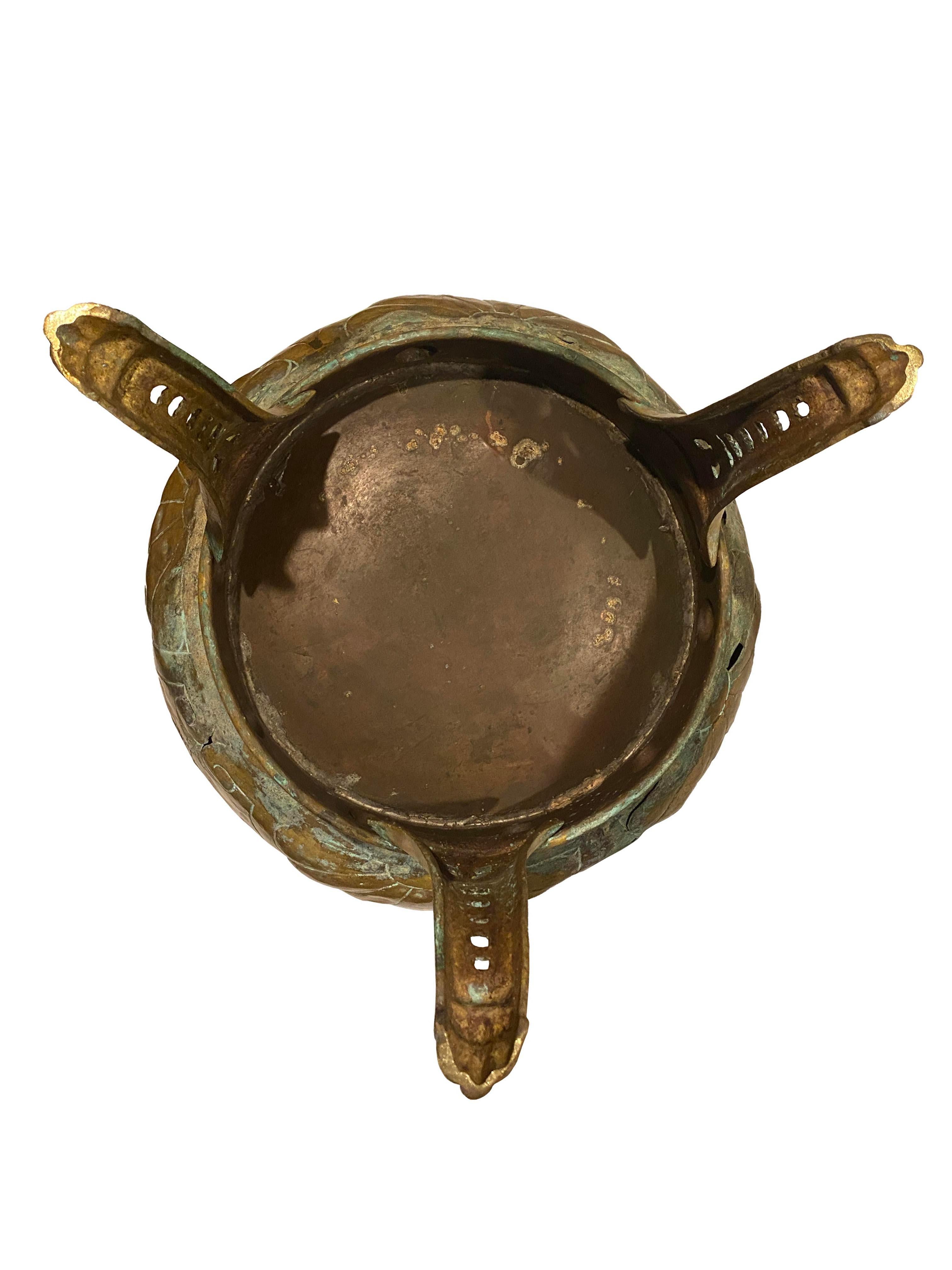 Grande Jardiniere in ottone antico con manici a forma di leone in vendita 4