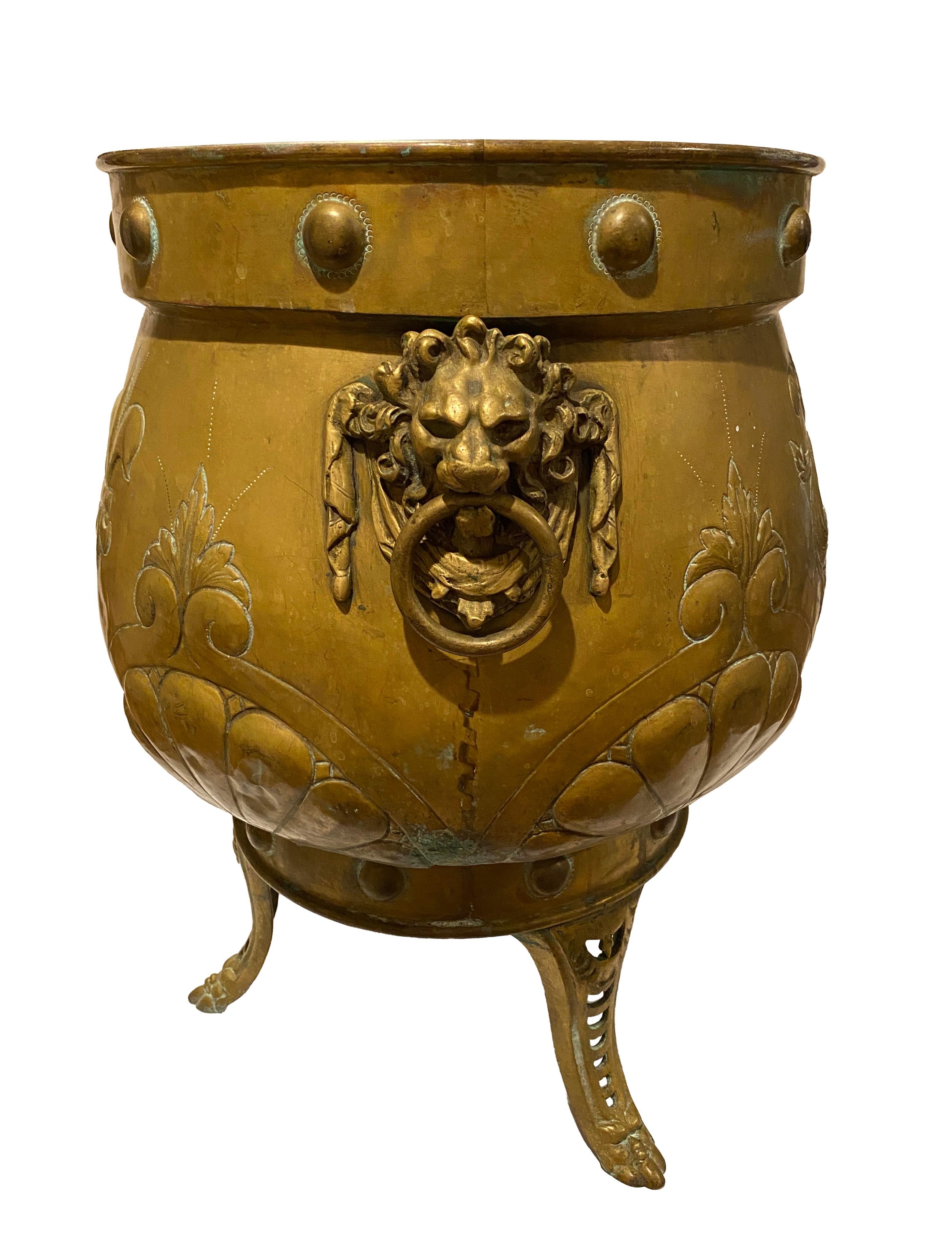Inglese Grande Jardiniere in ottone antico con manici a forma di leone in vendita