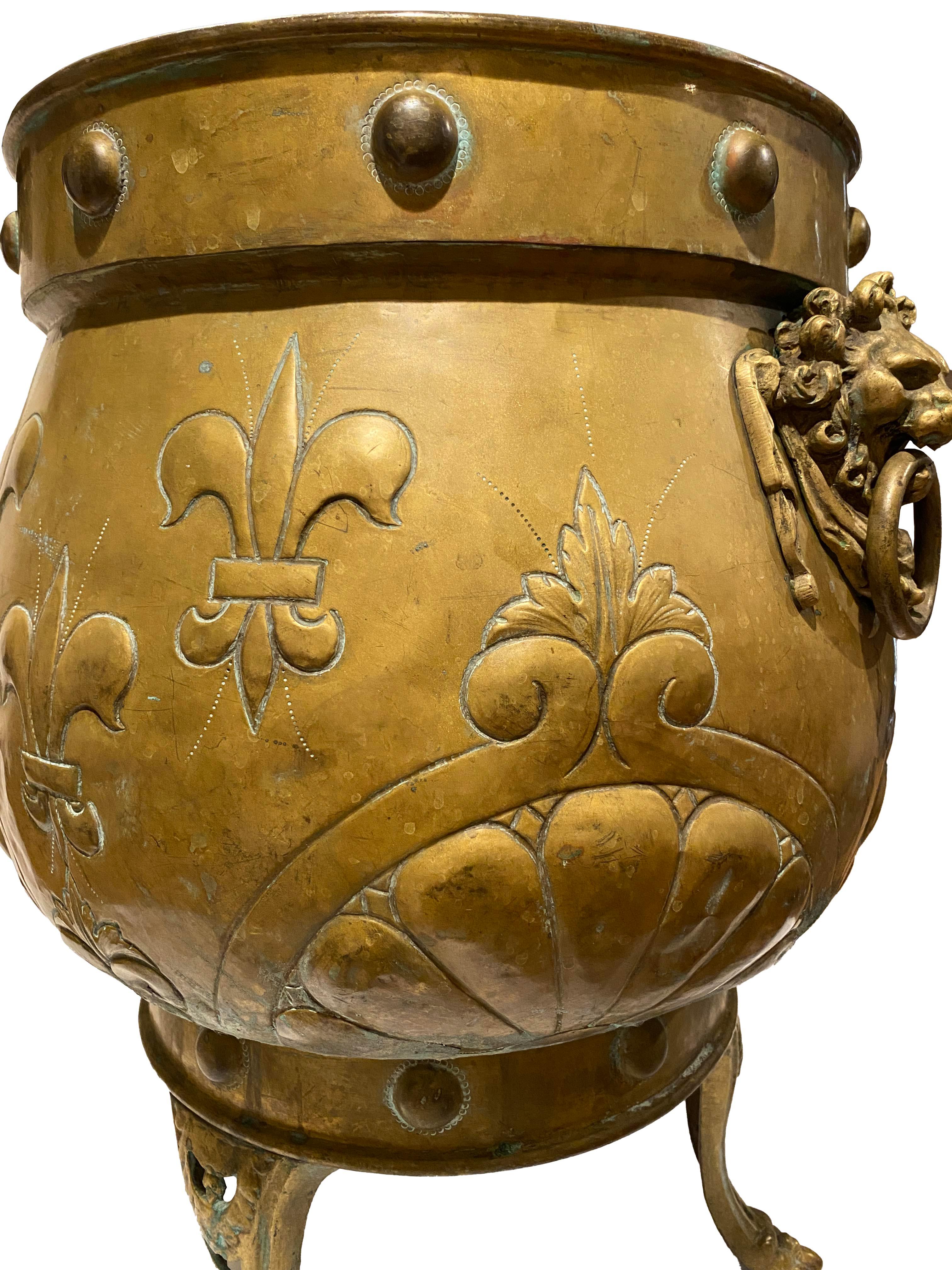 Fatto a mano Grande Jardiniere in ottone antico con manici a forma di leone in vendita