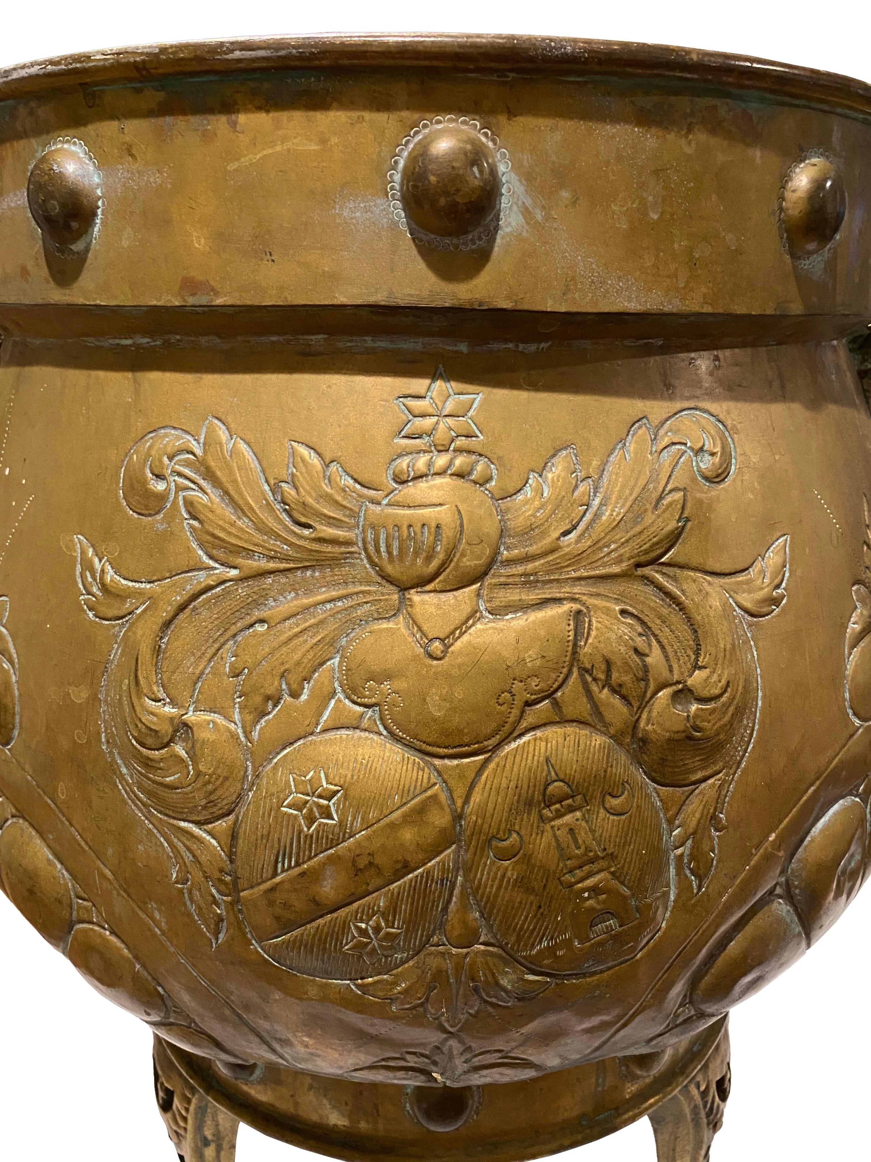 Grande Jardiniere in ottone antico con manici a forma di leone In condizioni buone in vendita a Scottsdale, AZ