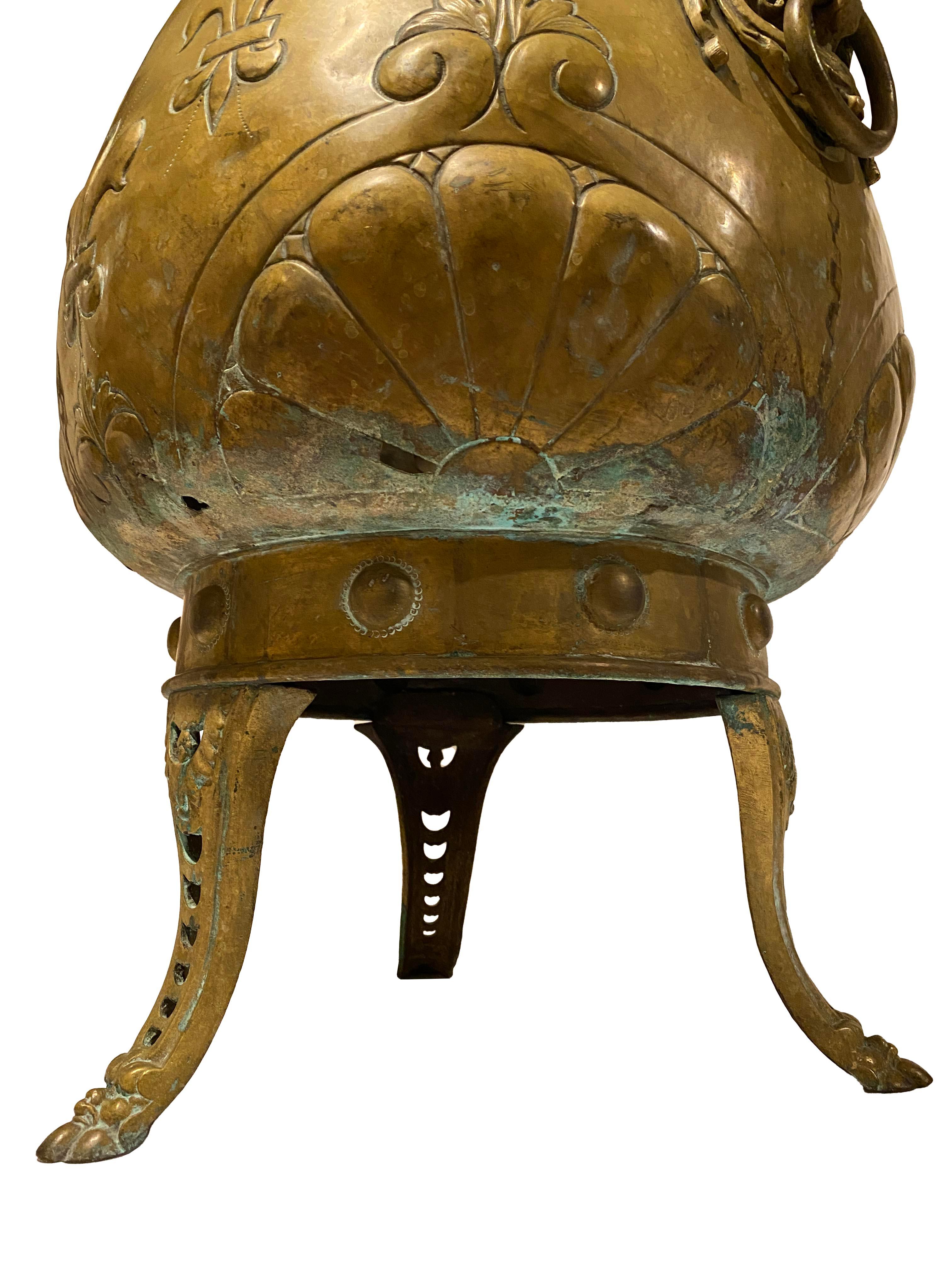 XIX secolo Grande Jardiniere in ottone antico con manici a forma di leone in vendita