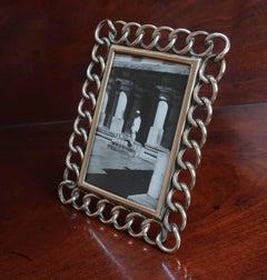 Grande cornice ad anello in ottone antico. Inglese, fine del XIX secolo