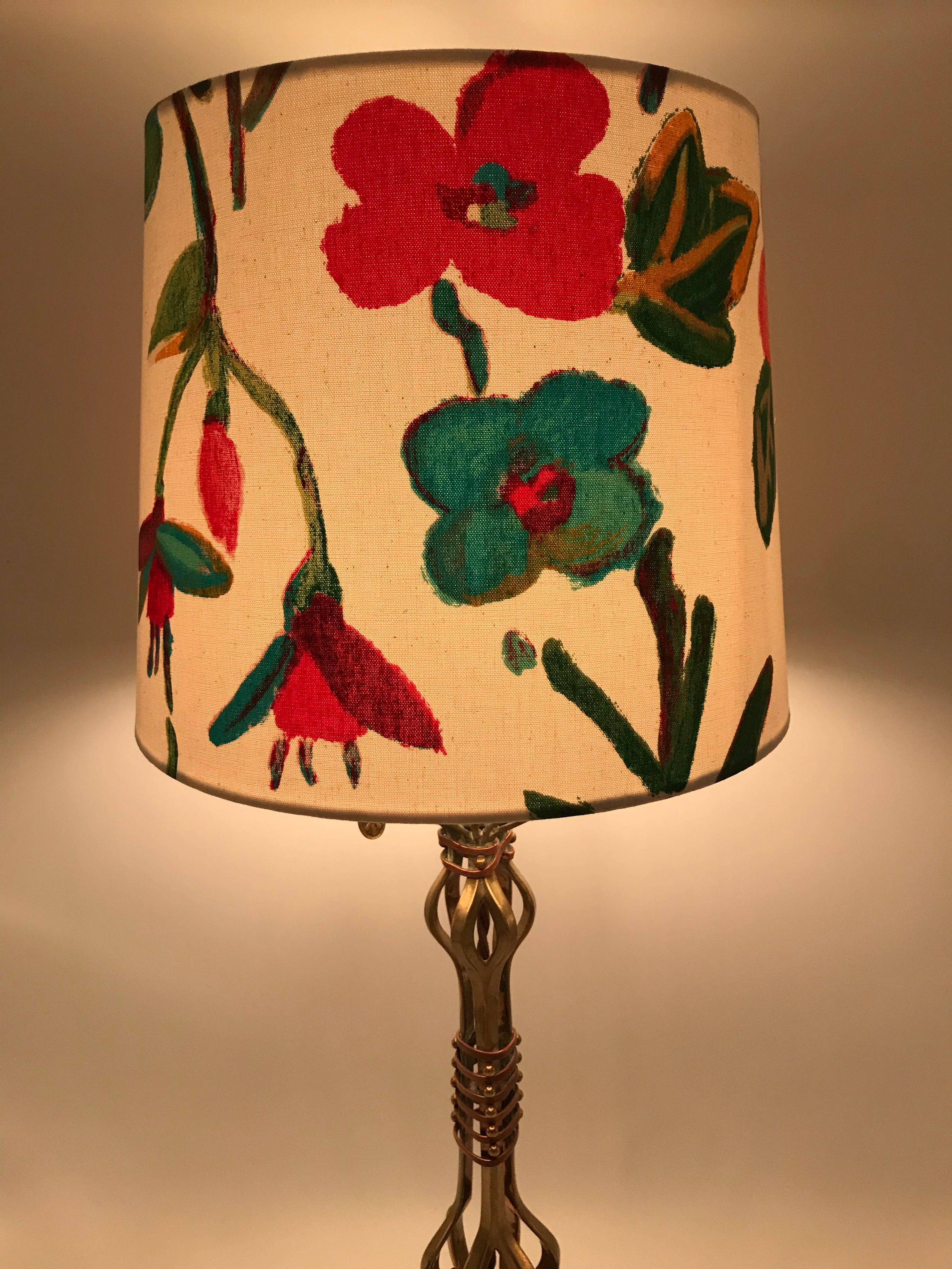 Début du 20ème siècle Grande lampe de bureau ancienne en laiton à la manière de WAS Benson en vente