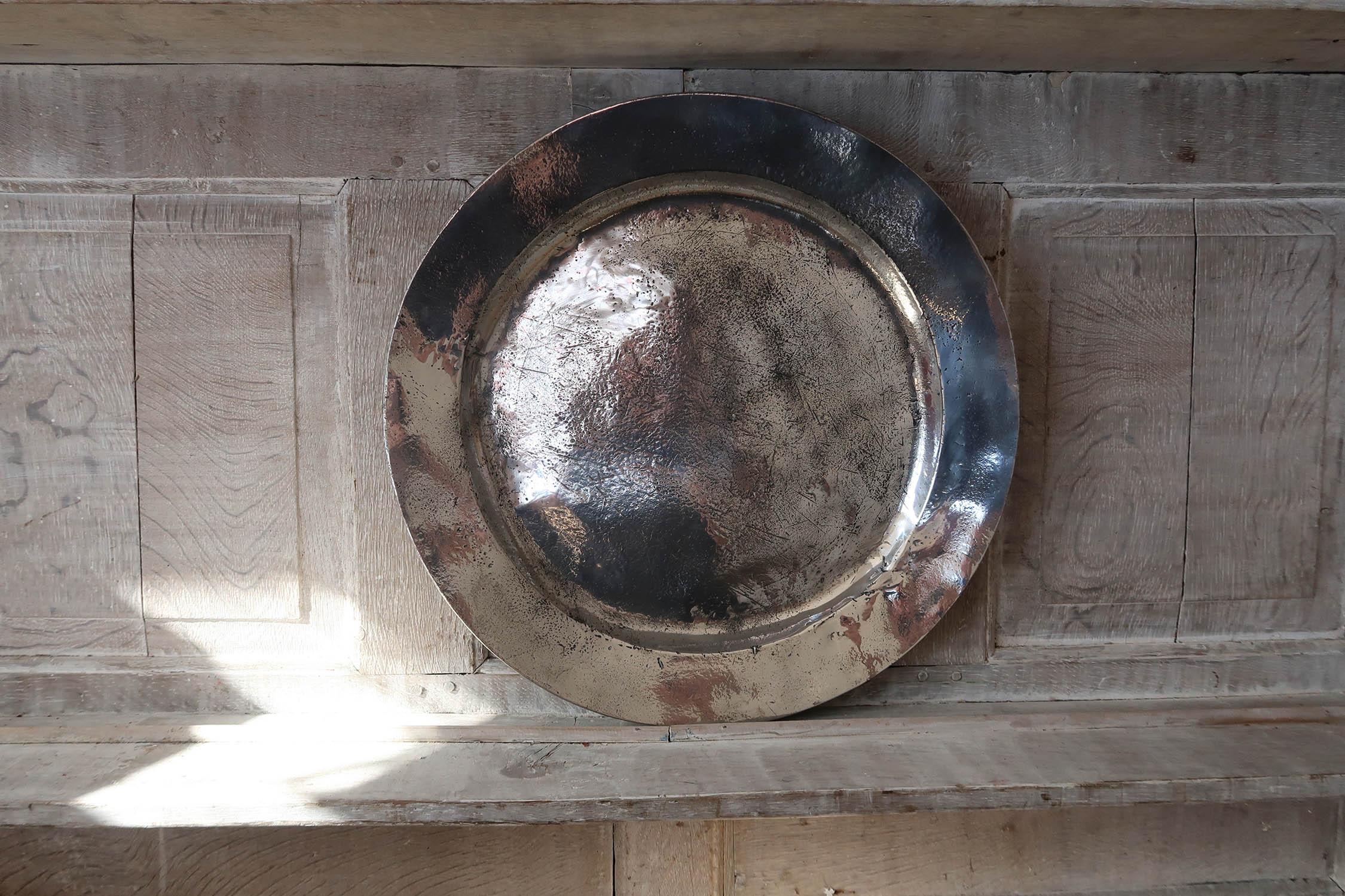 Großer antiker, hell polierter Zinnteller, 20 Zoll Durchmesser. C.1750 (Barock) im Angebot