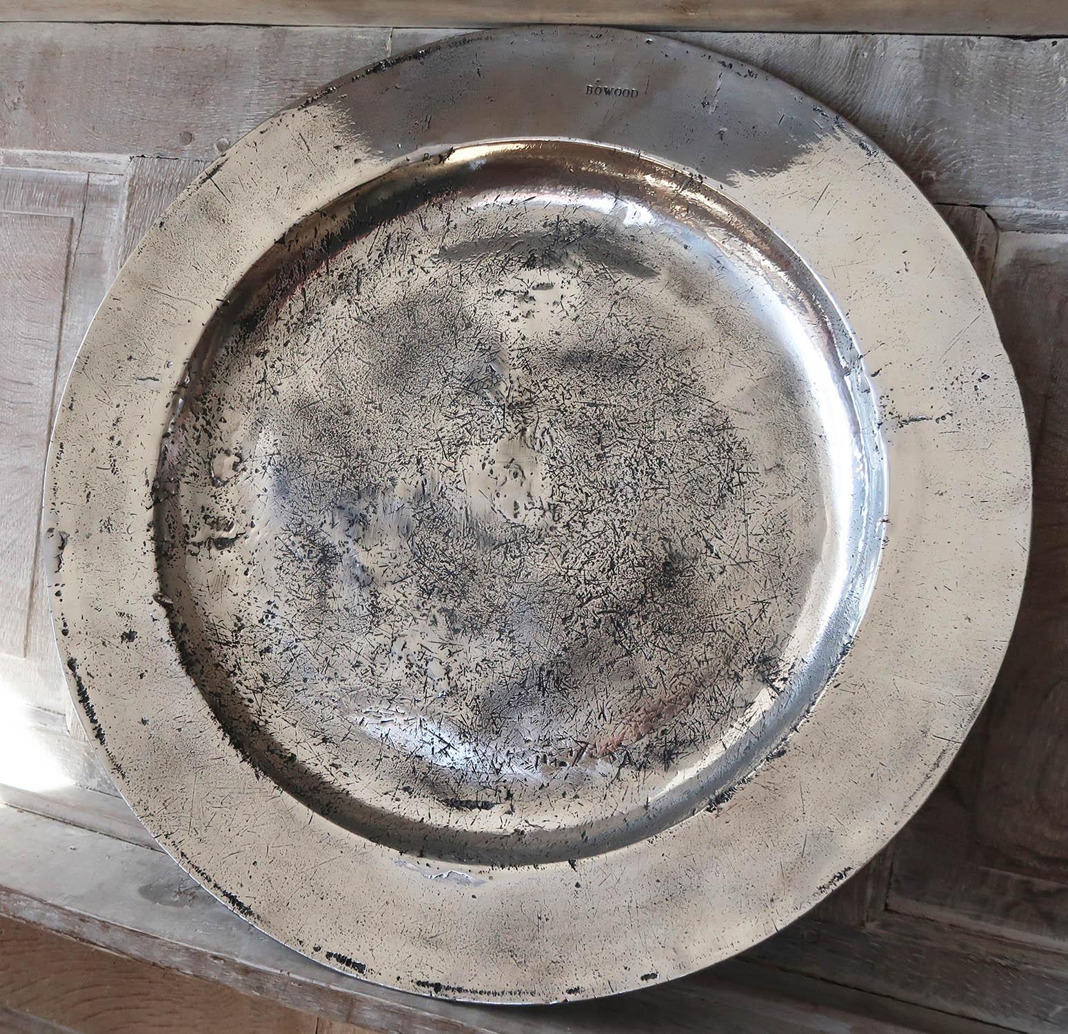 Gran Cargador Antiguo de Estaño Pulido Brillante, circa 1750 Barroco