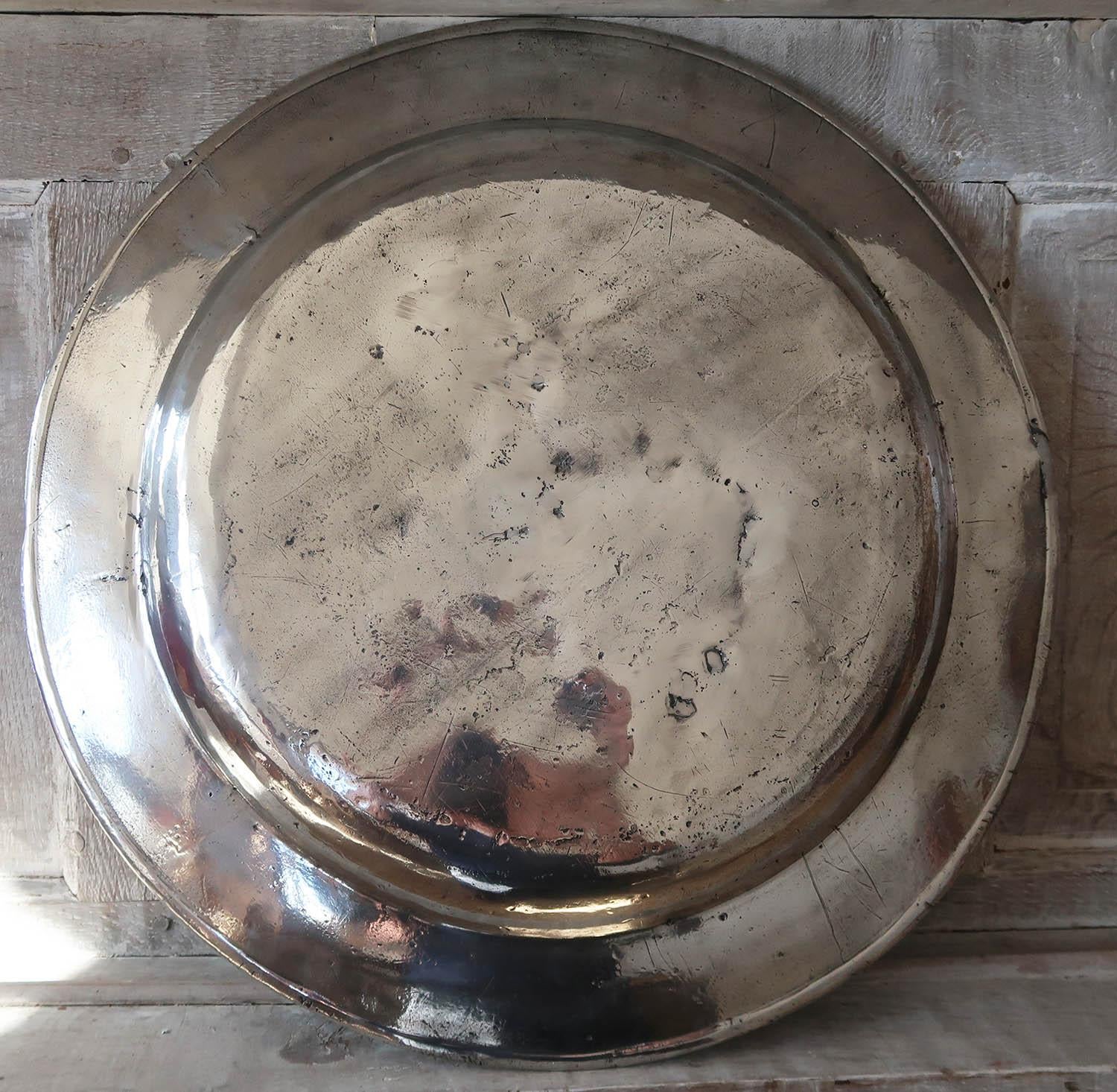 Gran Cargador Antiguo de Estaño Pulido Brillante, circa 1750 en Bueno Estado en St Annes, Lancashire