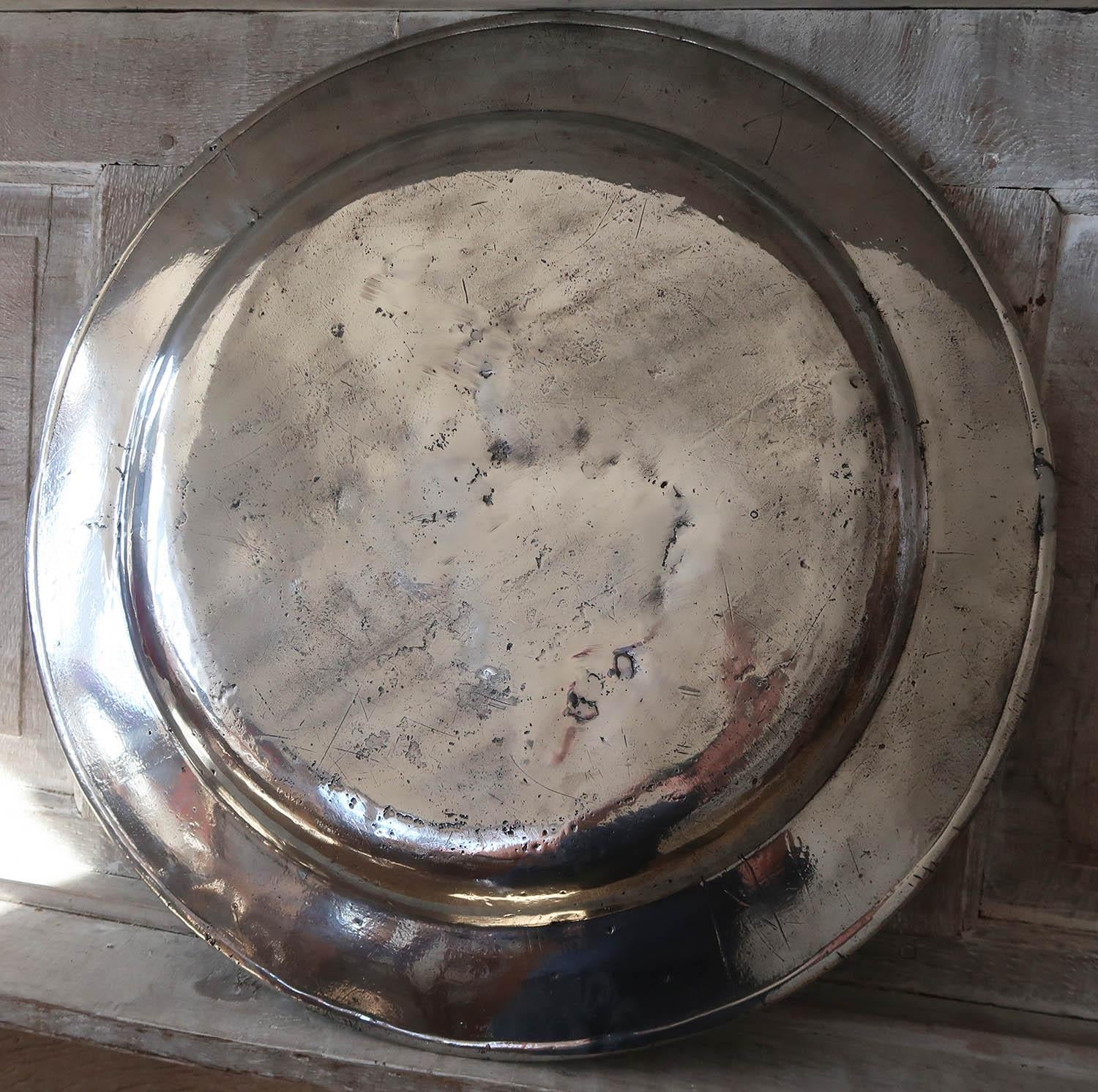 Großer antiker, hell polierter Zinnteller, 22 Zoll Durchmesser. C.1750 (Poliert) im Angebot
