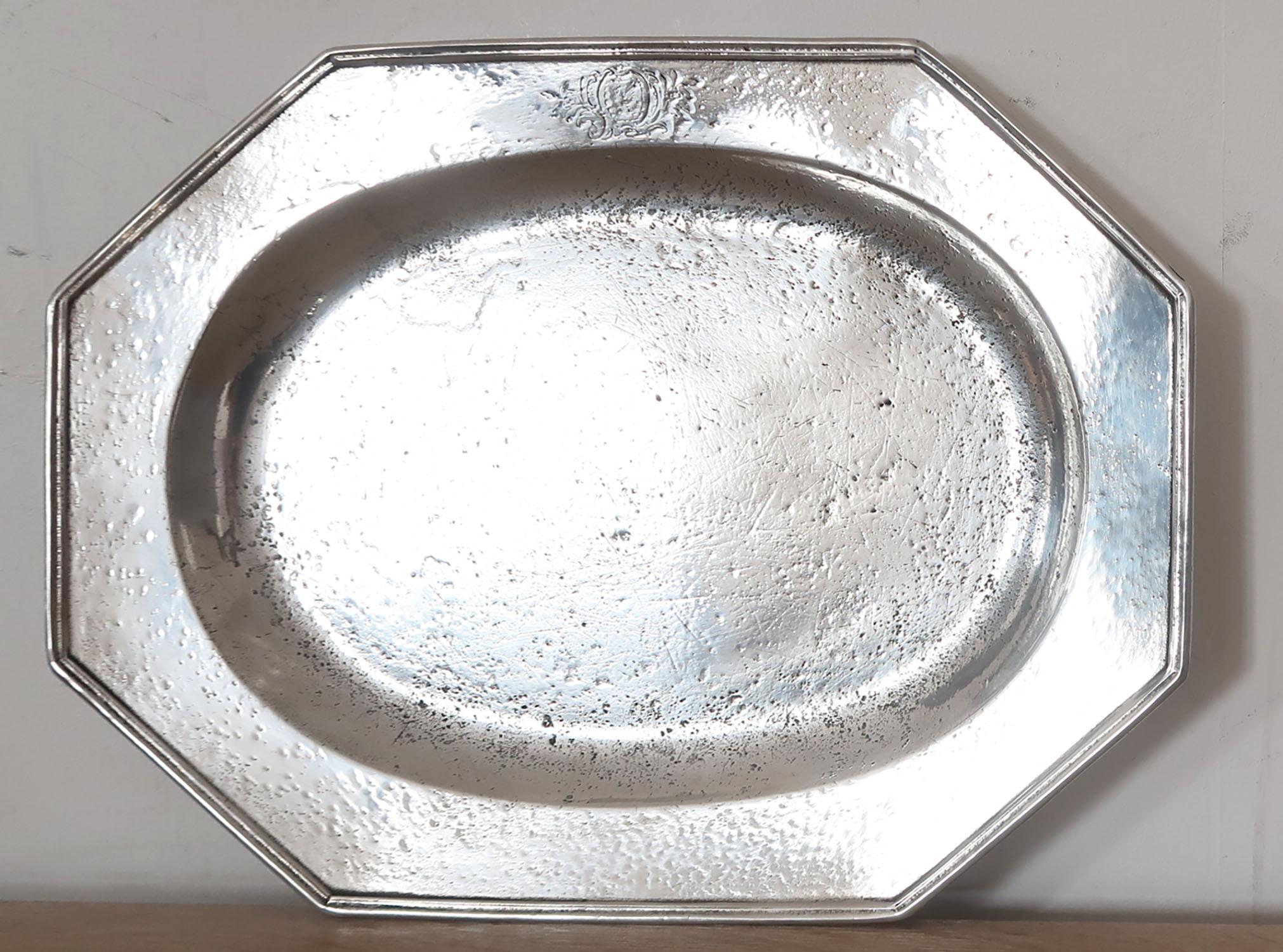 Fabulous pewter meat plate with armorial

English, 18th century

Amazing patina

Traces of the London touch mark on the underside

The pewter has been polished to its original shine to imitate polished silver. It was known as the Poor Man's