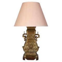 Grande lampe asiatique d'antiquités en bronze avec détails en relief