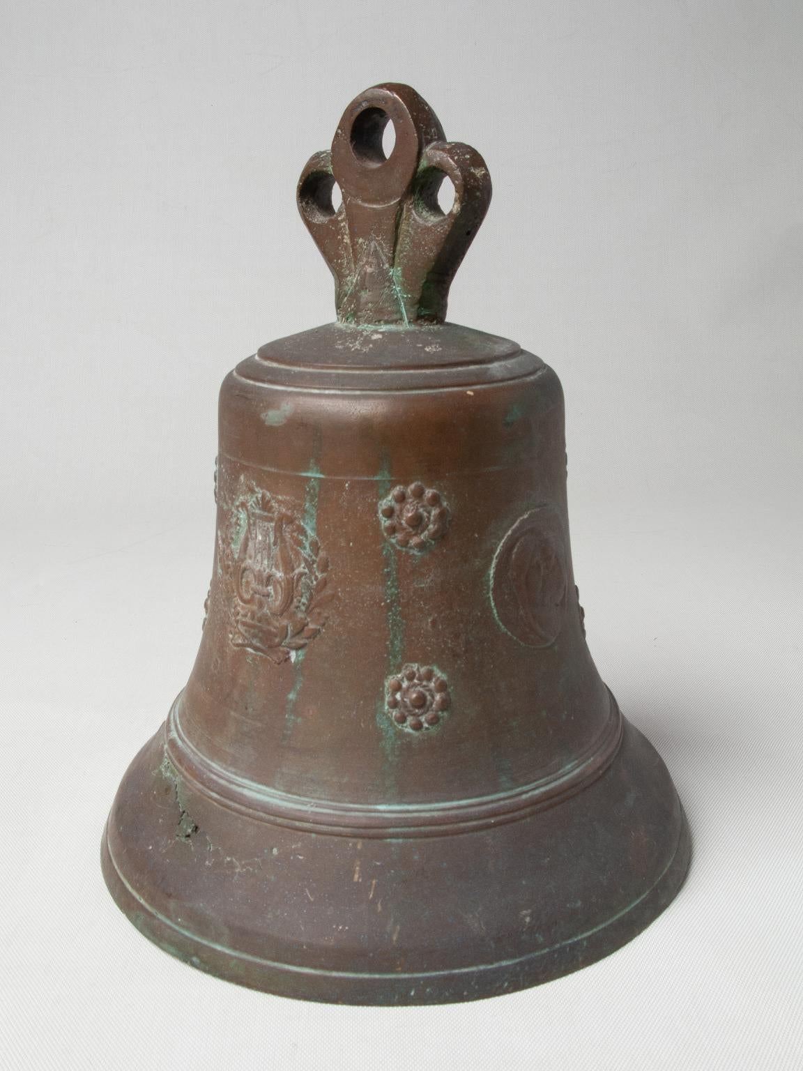 Cloche italienne ancienne en bronze : il peut s'agir d'une cloche de bateau ou d'une cloche d'église car elle a été récupérée dans la mer Méditerranée devant Gênes il y a de nombreuses années.  Il a un trou de balle sur un côté.
Porte les images de