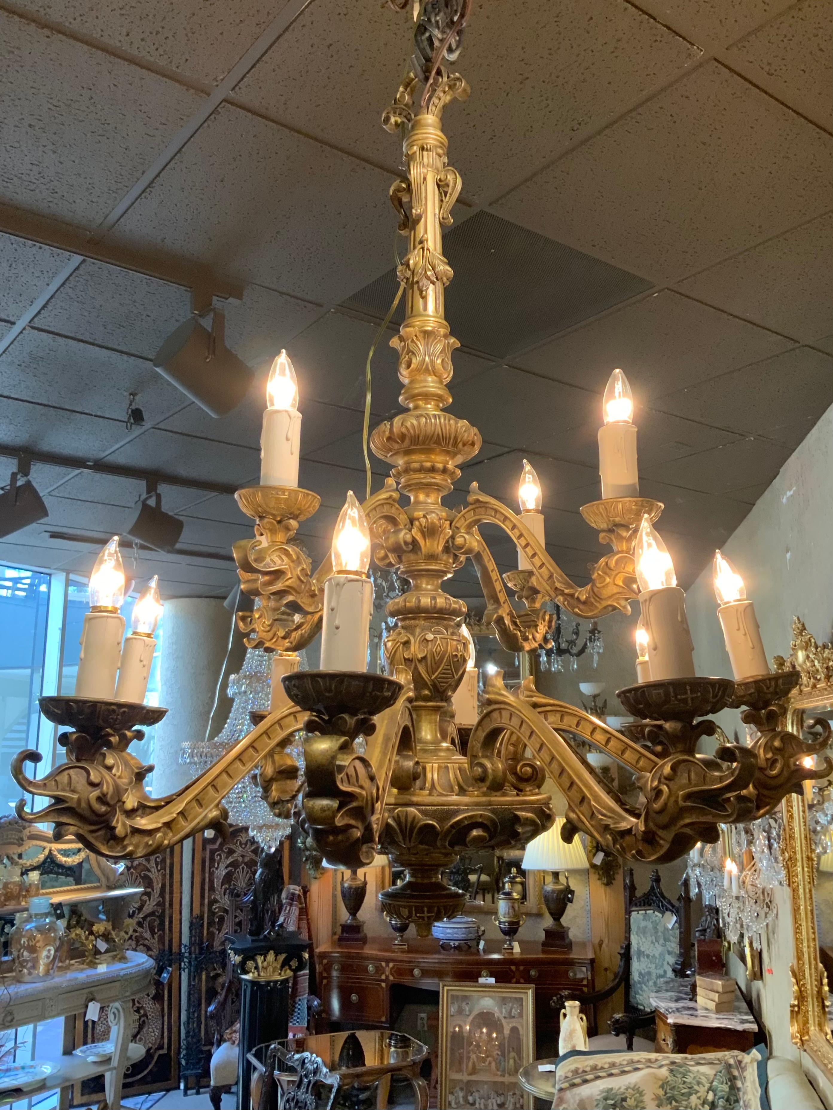 Italiano Grande lampadario in bronzo antico. Con dodici braccia in vendita