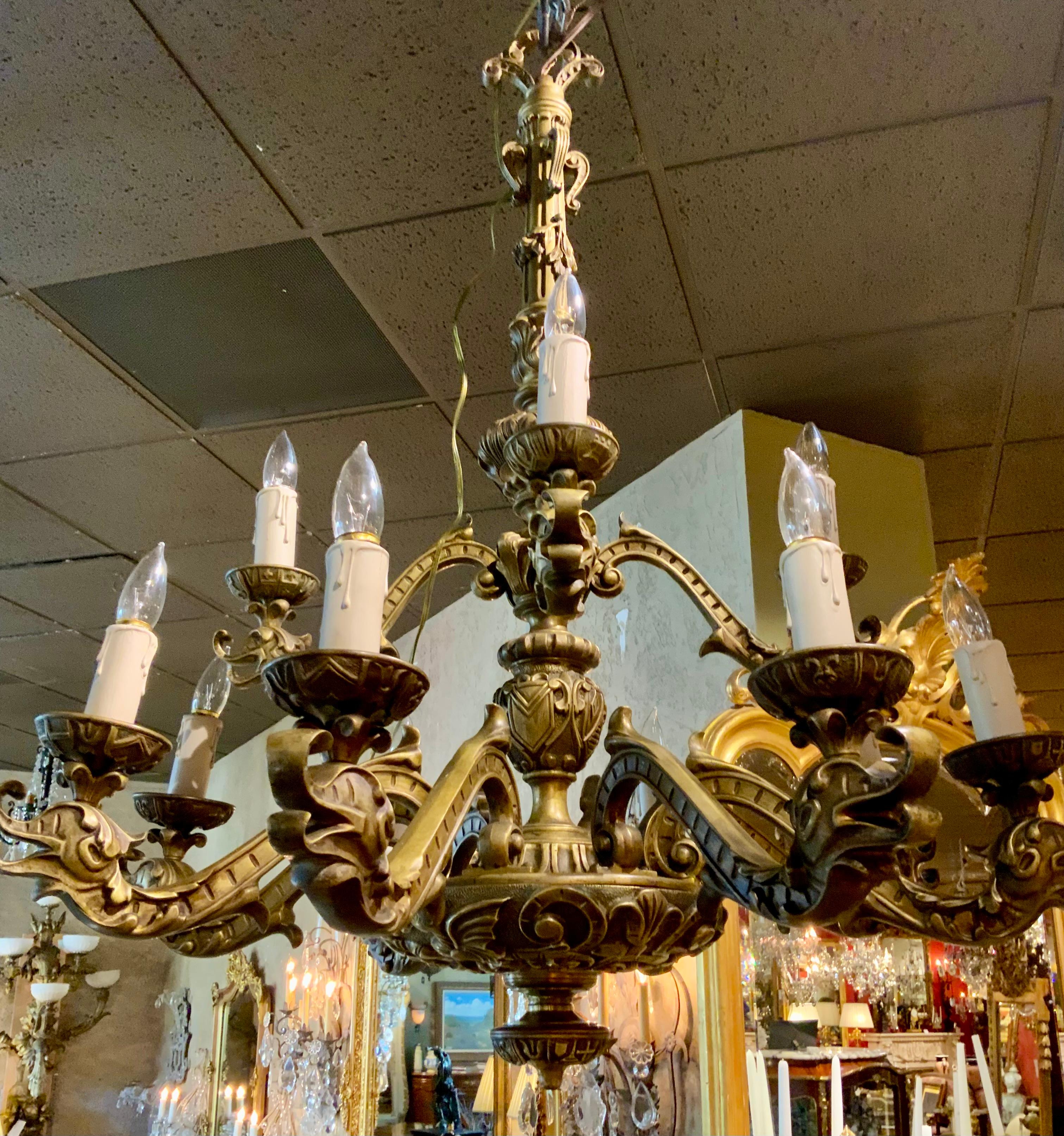 Grande lampadario in bronzo antico. Con dodici braccia In condizioni ottime in vendita a Houston, TX