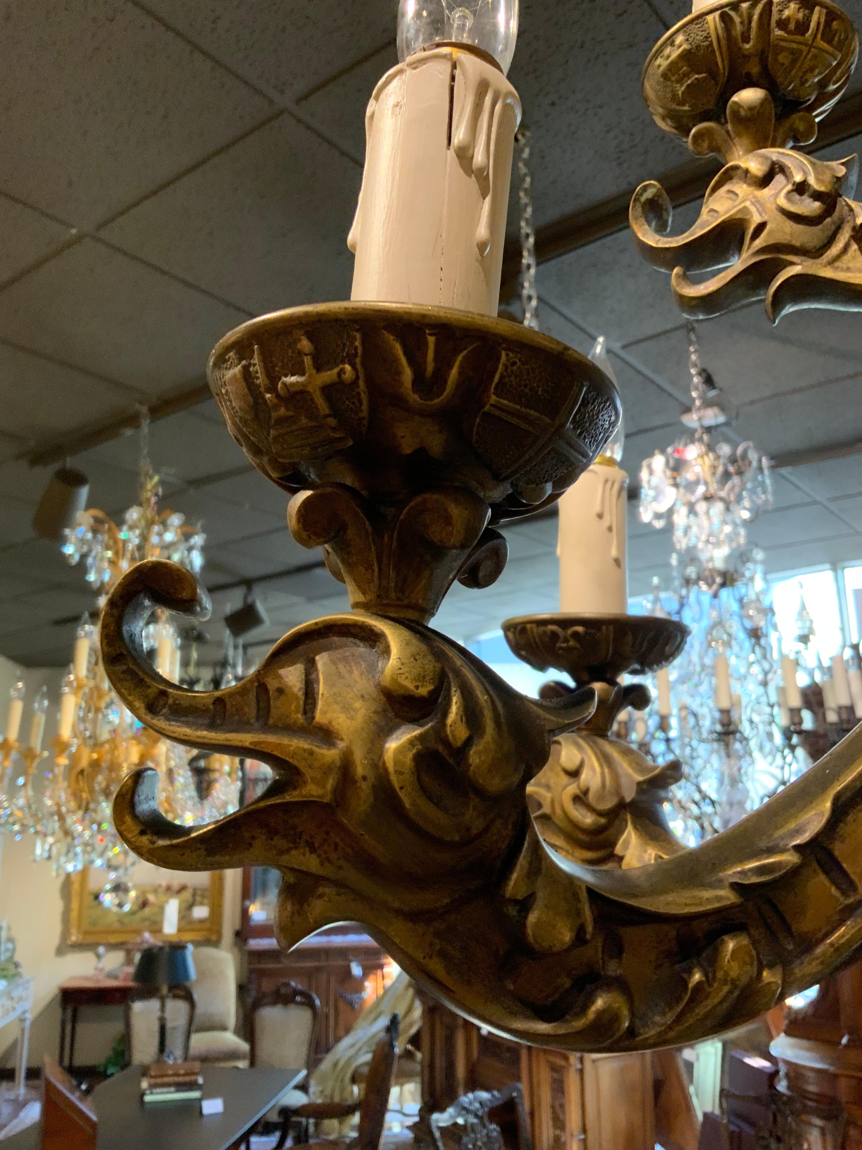 XX secolo Grande lampadario in bronzo antico. Con dodici braccia in vendita