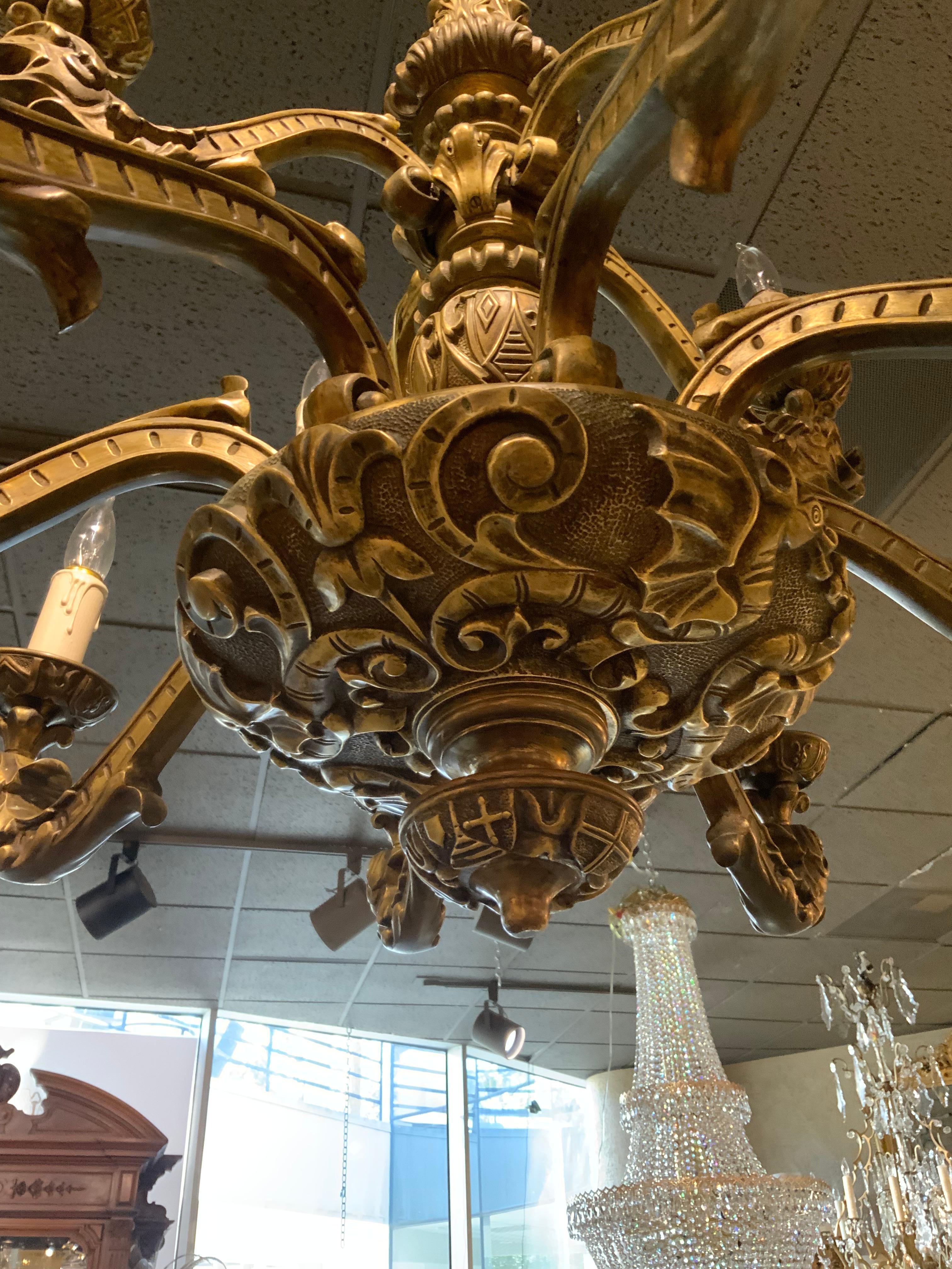 Bronzo Grande lampadario in bronzo antico. Con dodici braccia in vendita