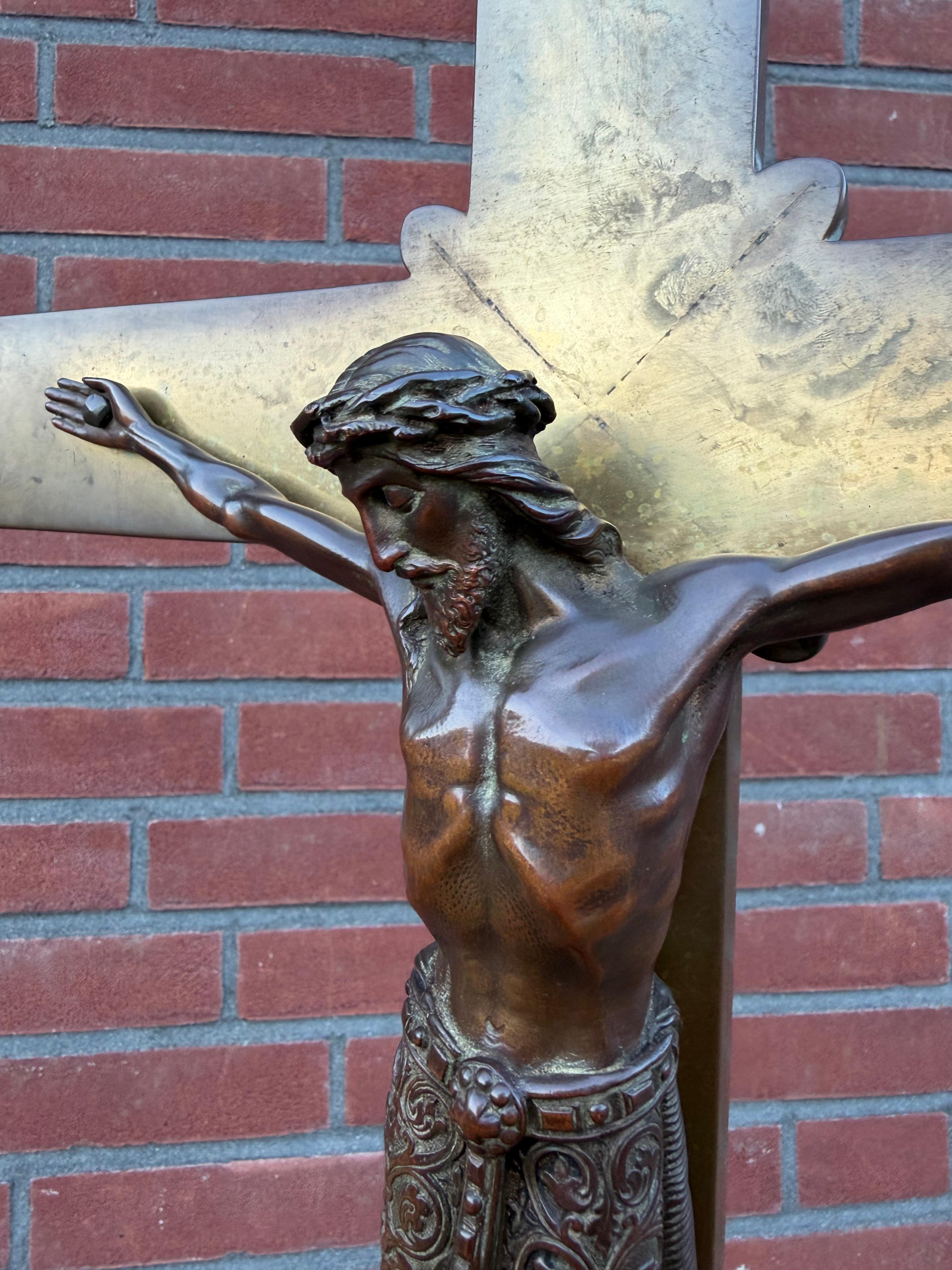 Large Antique Bronze Church Altar Crucifix with Finely Detailed Corpus of Christ im Angebot 3