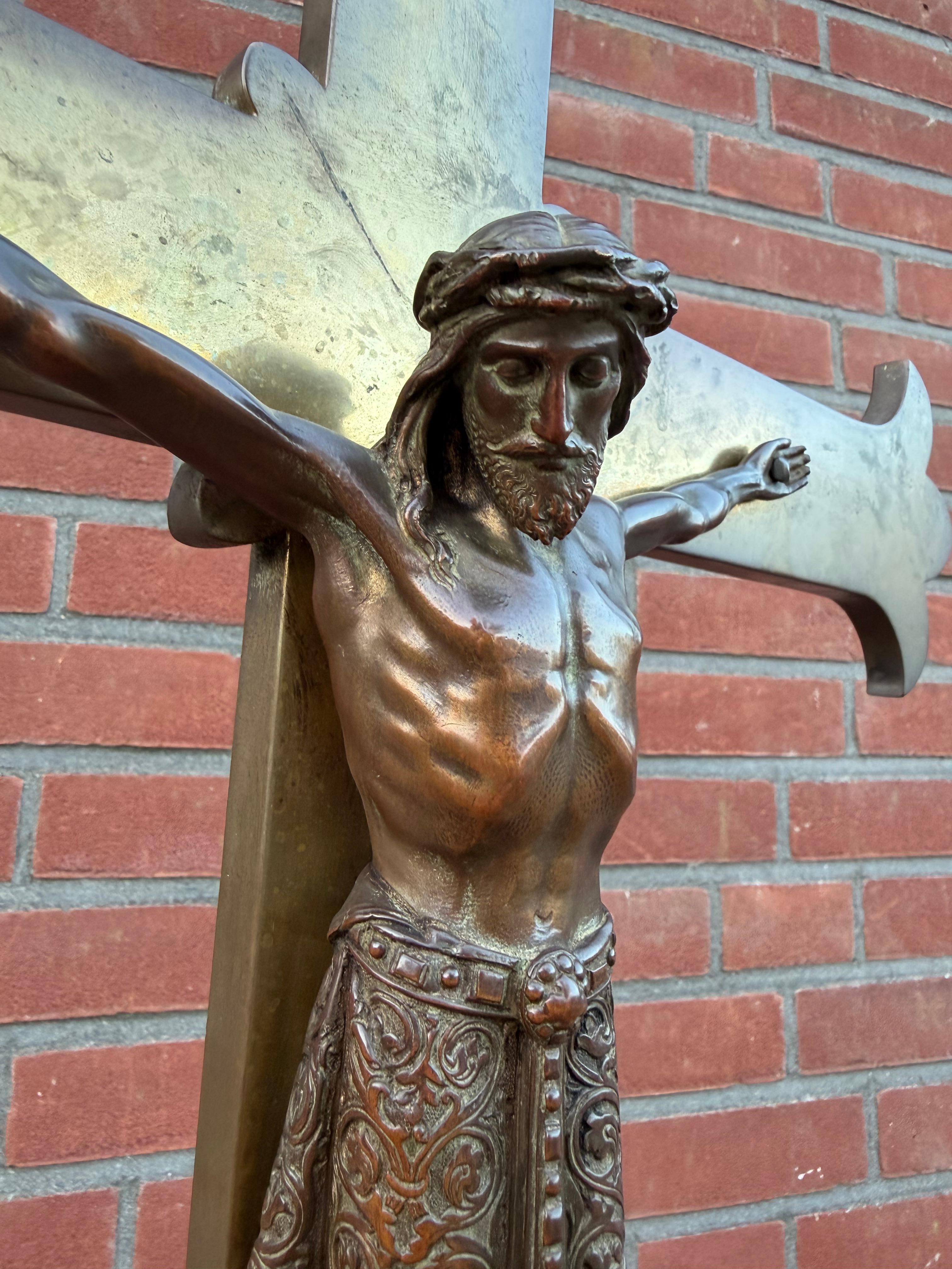 Large Antique Bronze Church Altar Crucifix with Finely Detailed Corpus of Christ im Angebot 6