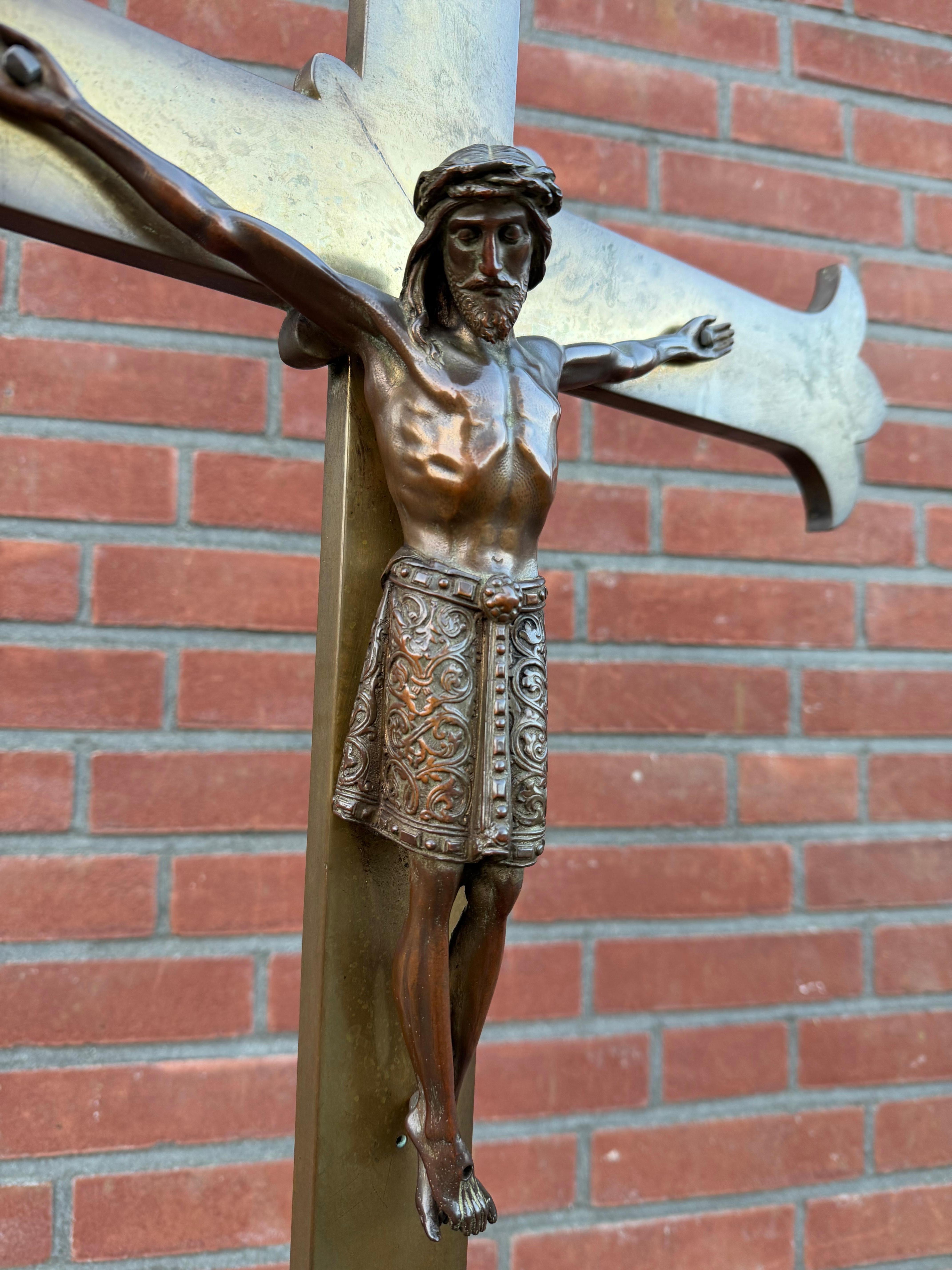 Large Antique Bronze Church Altar Crucifix with Finely Detailed Corpus of Christ im Angebot 7