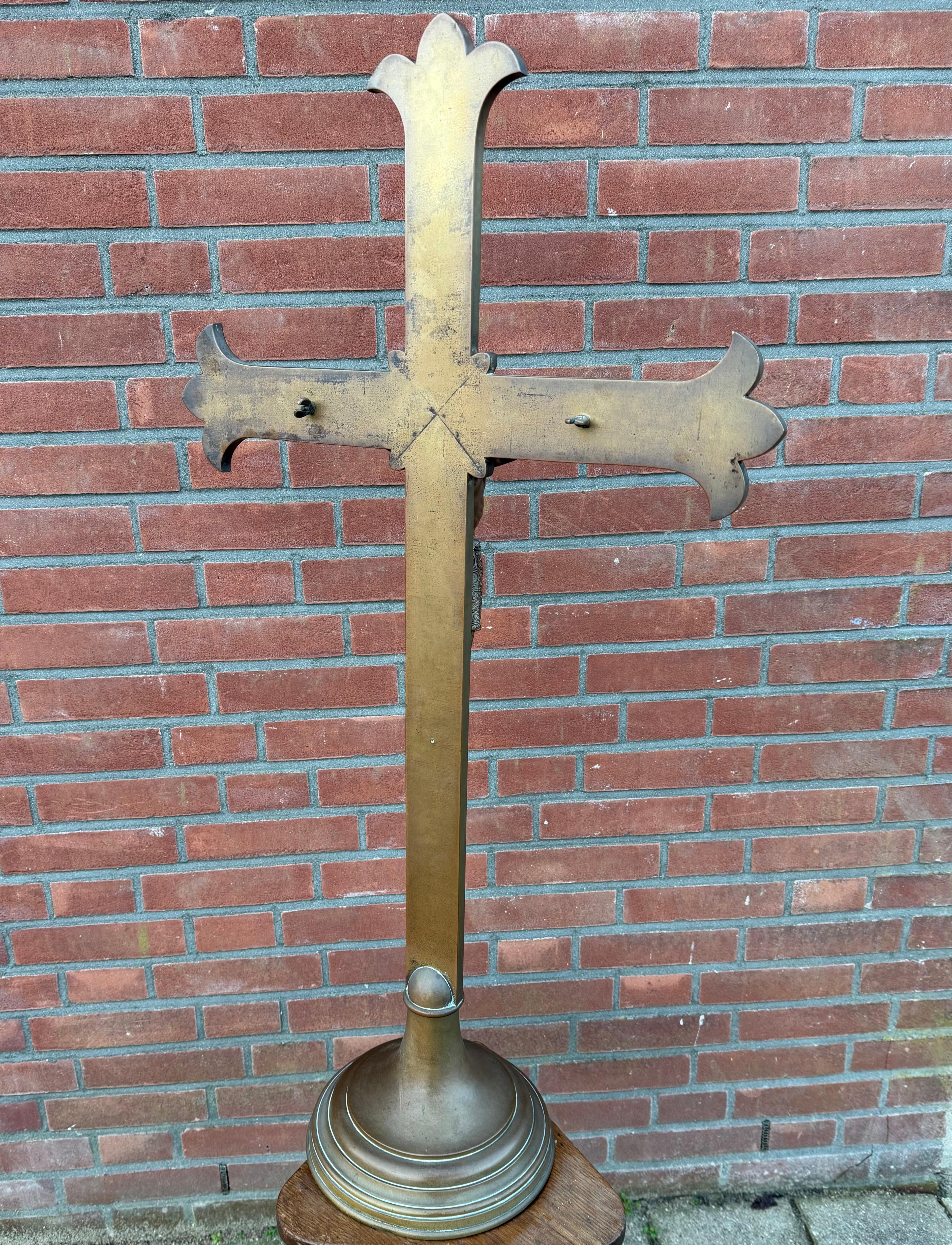 Large Antique Bronze Church Altar Crucifix with Finely Detailed Corpus of Christ im Angebot 8