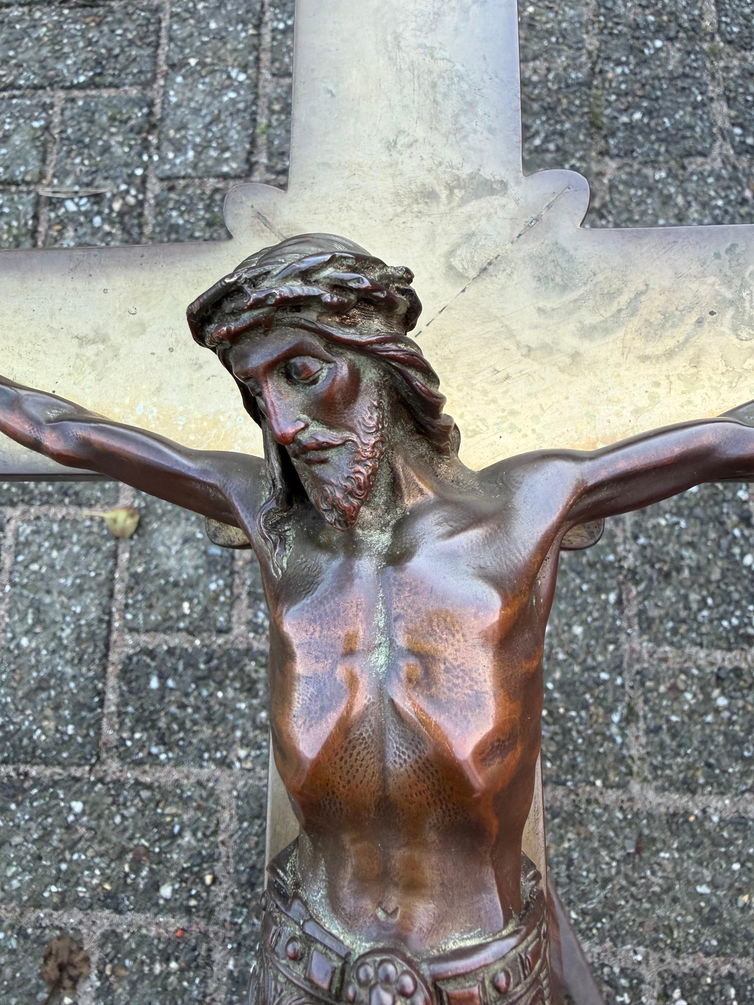 Large Antique Bronze Church Altar Crucifix with Finely Detailed Corpus of Christ im Angebot 10