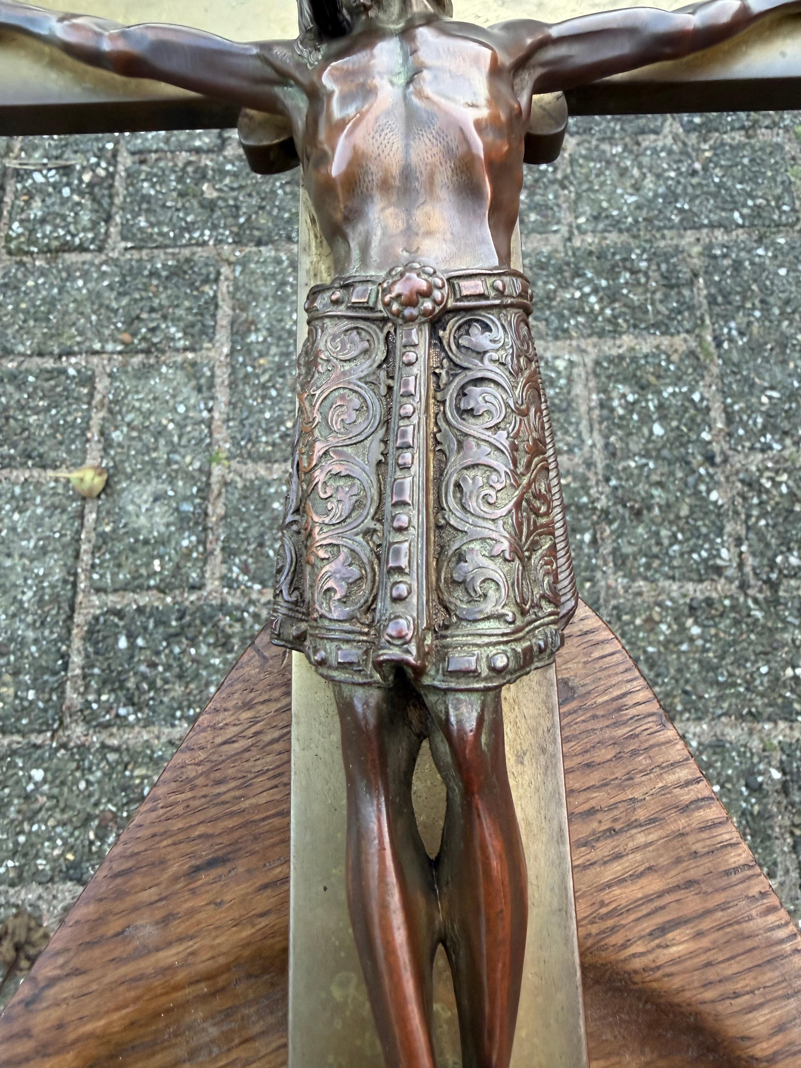 Large Antique Bronze Church Altar Crucifix with Finely Detailed Corpus of Christ im Angebot 11