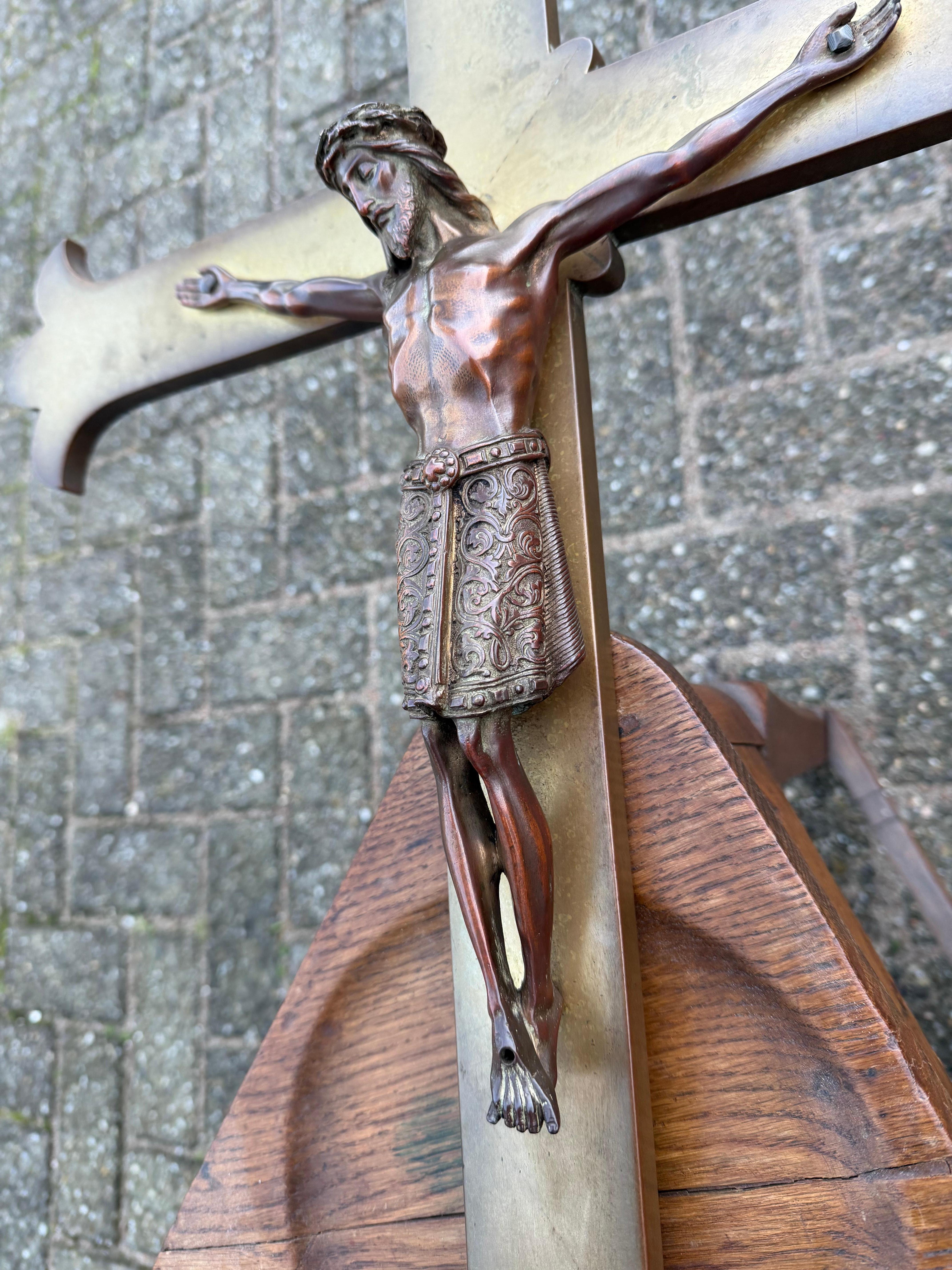 Large Antique Bronze Church Altar Crucifix with Finely Detailed Corpus of Christ im Angebot 12